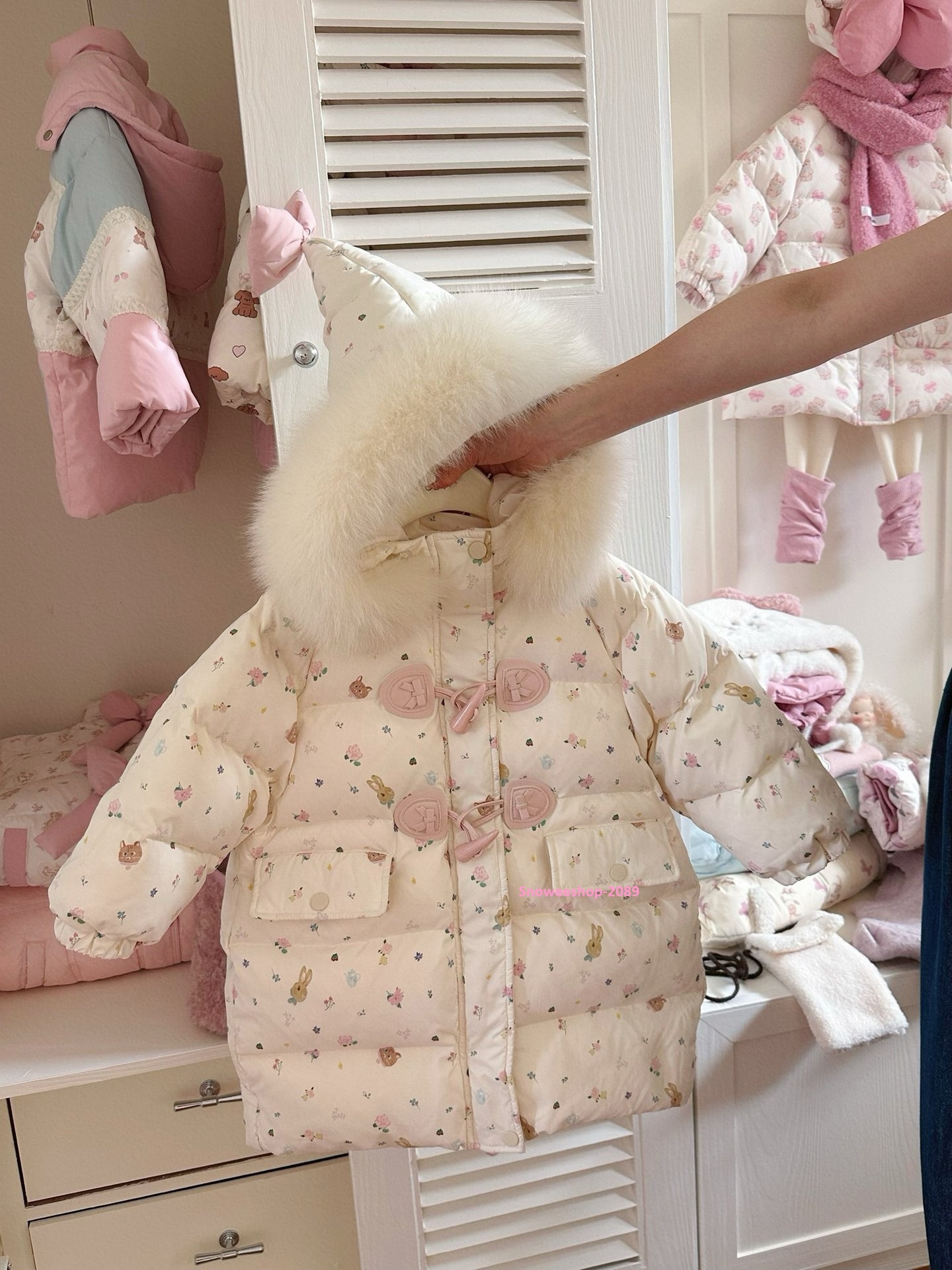 เสื้อกันหนาวเด็กมีไซส์ 80–130 cm Children’s Down Jacket 2025 เรียบหรู ละมุนแบบโทนอบอุ่น สีเบจคุณหนูมาก บุหนานุ่มทั้งตัว ไม่คัน ไม่แข็ง ซิป + กระดุม 2 ชั้น กันลมอยู่สุด ปกสูงกันลมเย็นตรงคอพร้อมหมวกฮู้ดแต่งโบว์ชมพู ใส่ได้ตั้งแต่ ติดลบ ใส่เที่ยวต่างประเทศ หร