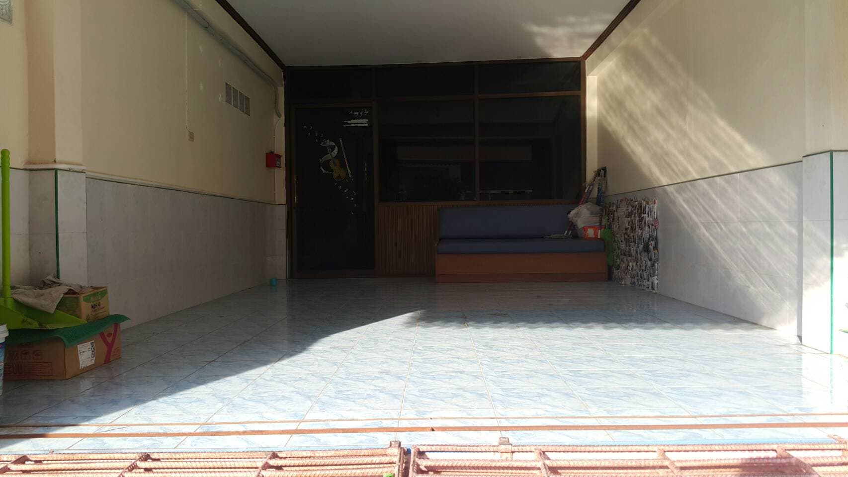 ขายบ้านทาวน์เฮาส์ 3 ห้องนอน 3 ห้องน้ำที่จอดรถพร้อมเข้าอยู่ ถ.นิพัทธ์สงเคราะห์ 3 ใกล้ห้างบิ๊กซีคลองแห 1.3 กม. ใกล้แหล่งงานเดินทางสะดวก อ.หาดใหญ่ จ.สงขลา