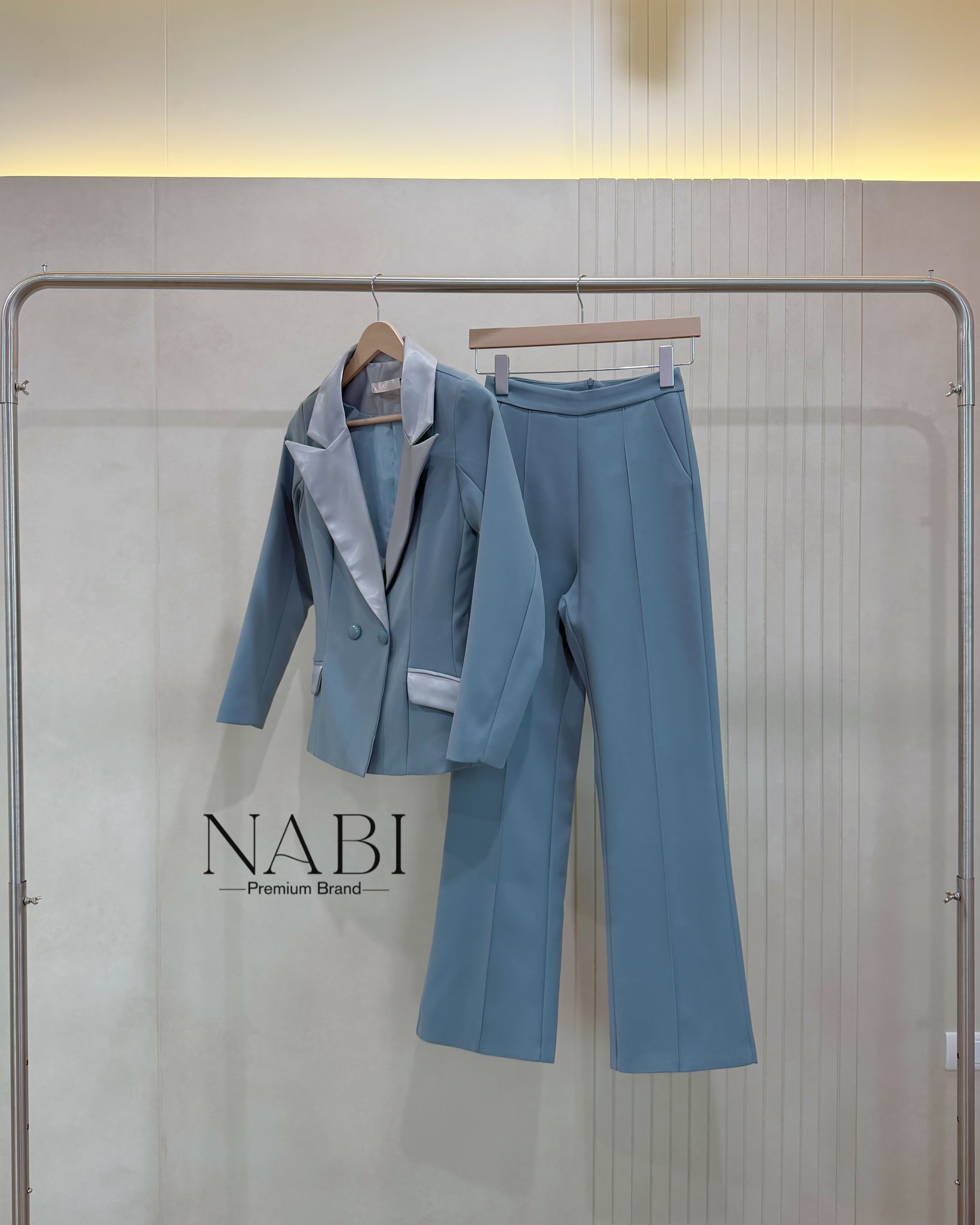 Set สูท2ชิ้น เสื้อแขนยาว+กางเกงขายาว ดีเทลเรียบหรู เสื้อคอปกเงาๆ ทำให้ดูแพง กระดุมสองเม็ด มีกระเป๋าสองข้างใช้งานได้จริง กางเกงเอวสูงนิดนึงกระบอกเล็ก ตีเกล็ดตรงกลาง ซิบซ่อนด้านหลัง มีซัปในทั้งตัว ผ้าหนา นุ่ม ใส่สบายมาก ทรงเกร๋ เข้ารูป ดีไซน์ทันสมัย ใส่แล้ว