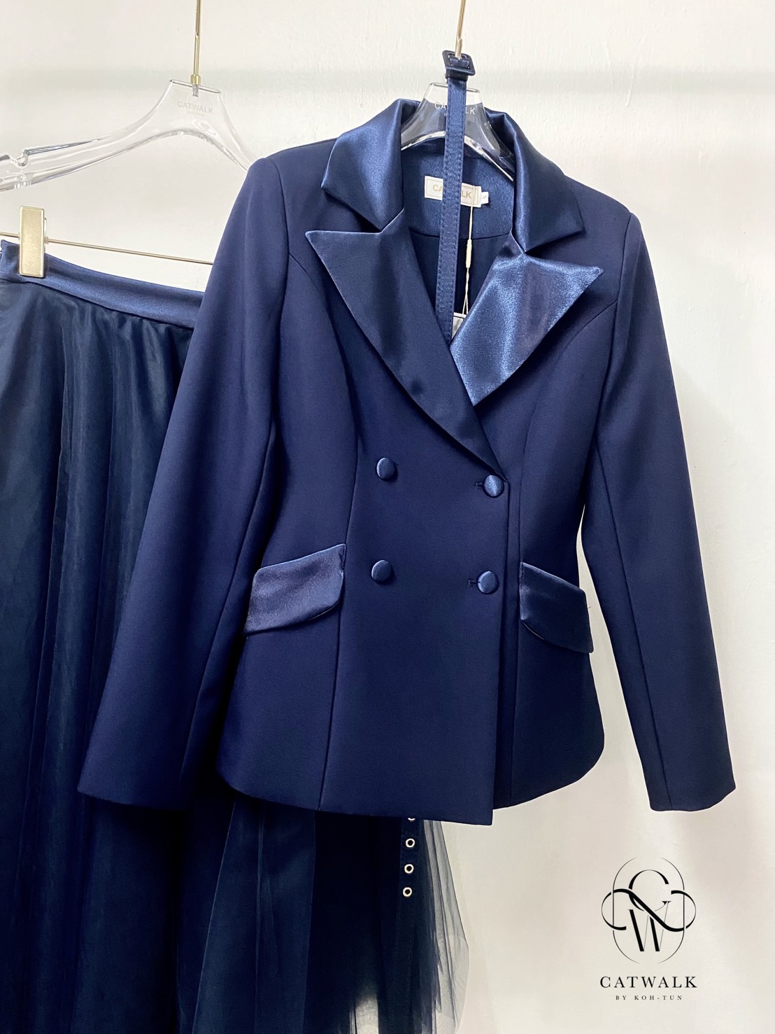 เซตBLAZERปกเลื่อม+กระโปรงสุ่ม+เข็มขัด เนื้อผ้าเกรดเอ ตัวBLAZER เป็นทรงเข้ารูปสวย ปกใช้ผ้าเครปกึ่งเงาทำให้ตัวเสื้อดูโดดเด่นมาก ด้านหลังจีบจีบ มีเข็มขัดตามสีชุด คาดแล้วช่วยทำให้ดูเป็นทรงมากขึ้น มาพร้อมกระโปรงผ้าตาข่าย 5 ชั้น สีตามโทนตัวชุด เมื่อนำทั้งเซตมาใ