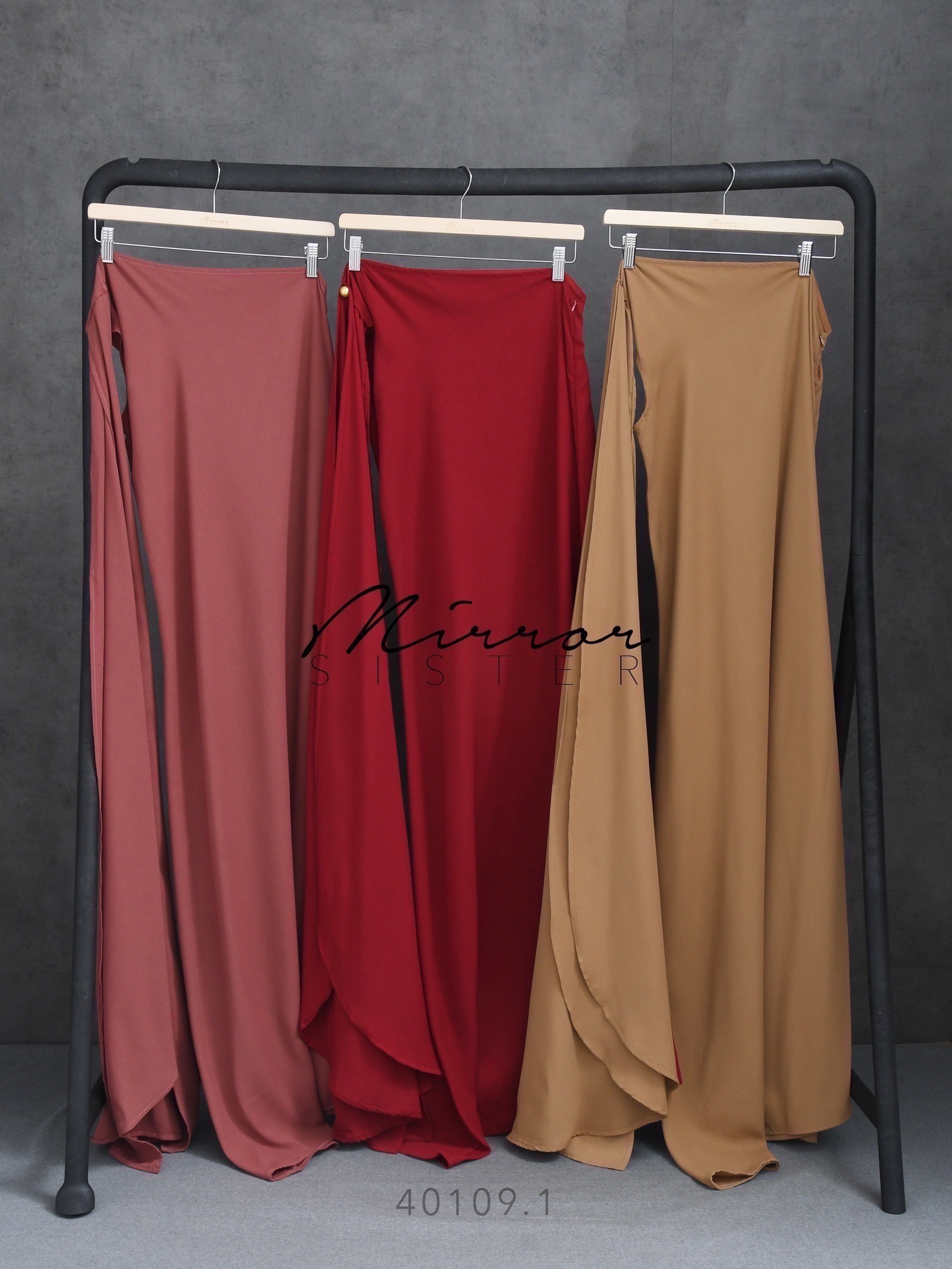 MiRRoRSiSTER's LaPLeX MaXiDReSS•• แมกซี่เดรสแขนกุดไหล่เดียว แพทเทรินทรงสวยมากทรงAปล่อยยาว มีดีเทลหางยาวสามารถนำมาพันที่คอหรือจะปล่อยไปด้านหลังก็สวยเก๋ ช่วงไหล่แต่งกระดุมมุกสีทอง เนื้อผ้าดีทิ้งตัว ใส่สวยหรูให้ความลัคชูว์แน่นอน