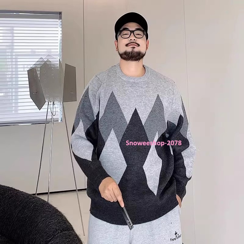 อากาศหนาวแค่ไหน…ก็ยังดูดีได้ เสื้อสเวตเตอร์ไหมพรมทรงหลวม ใส่ได้ทั้งผู้ชายและผู้หญิง ดีไซน์เรียบแต่ดูแพง ผ้านุ่มไม่คัน อุ่นกำลังดี เหมาะสุดๆ สำหรับทริปเที่ยวต่างประเทศ ไซส์ใหญ่พิเศษ 2XL–8XL จะใส่เดี่ยวๆ ก็ดูแฟ ใส่คู่กันก็อบอุ่นหัวใจ มี 2 สีคลาสสิก ใส่ง่าย