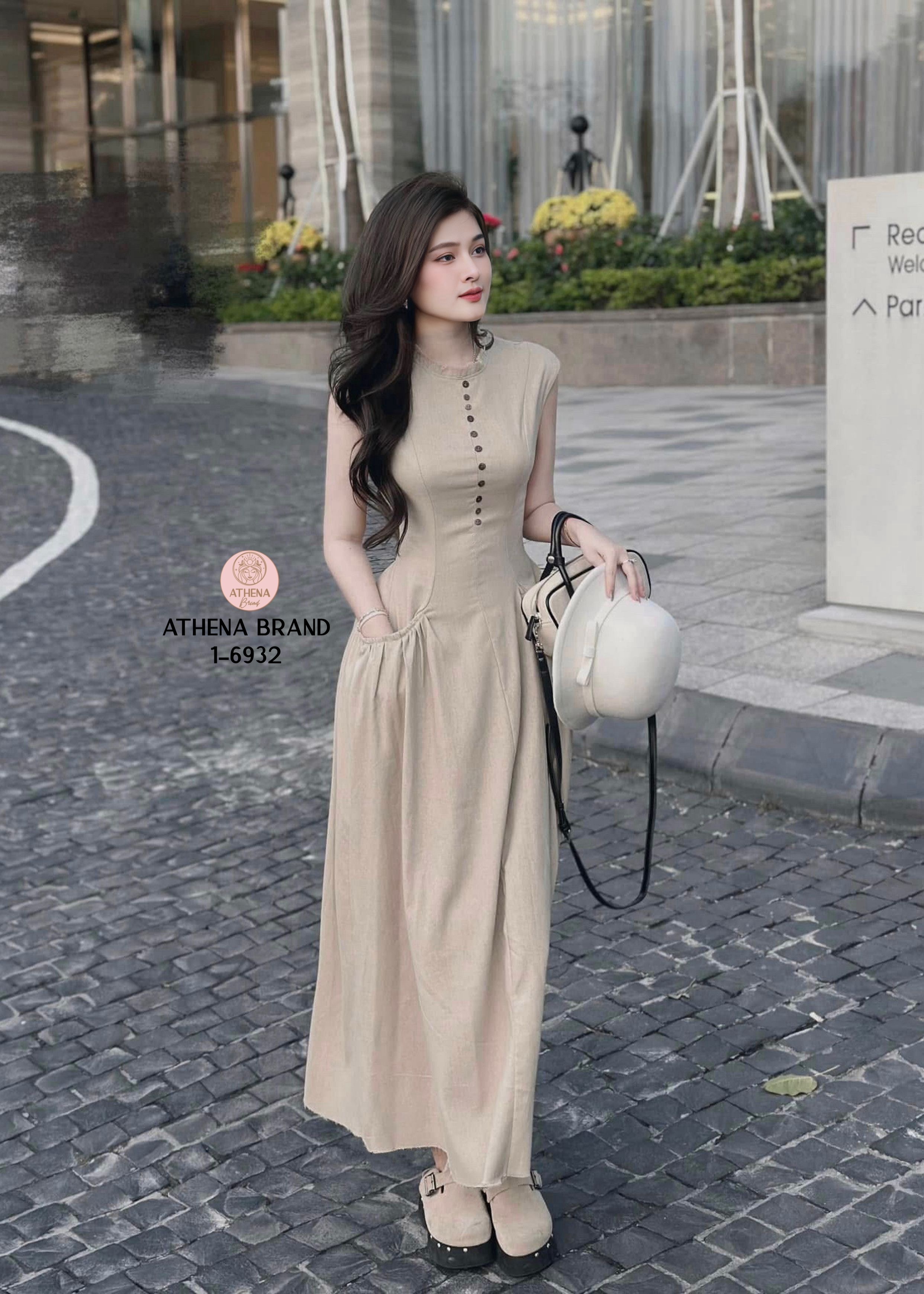Tag 🔖 :Athena (อธีน่า) Brand Detail :: Dress Maxi Dress ดีไซน์ด้านหน้าแต่งกระดุมเรียงหลอก มีกระเป๋าใช้งานได้จริงทั้ง2 ข้าง เนื้อผ้าดี๊ดีมีน้ำหนักและมีTexture งานมีซับใน สวมใส่แบบซิปด้านหลัง ลุคนี้สวยชิคมากค่า ห้ามพลาด