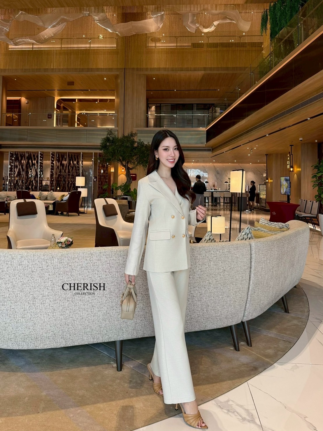 Setsuit เสื้อ+กางเกง ลุค CEO เรียบหรู ดูทันสมัย ทรงสวย ใช้ผ้าดี ใส่สบาย ตัวเสื้อสูทแต่งกระดุมทองมีกระเป๋า พร้อมซับในทั้งตัว มาพร้อมกับกางเกงขากระบอก มีกระเป๋า 2 ข้าง เซตนี้จะใส่ทำงาน หรือออกงานดูดีสุดๆค่ะ