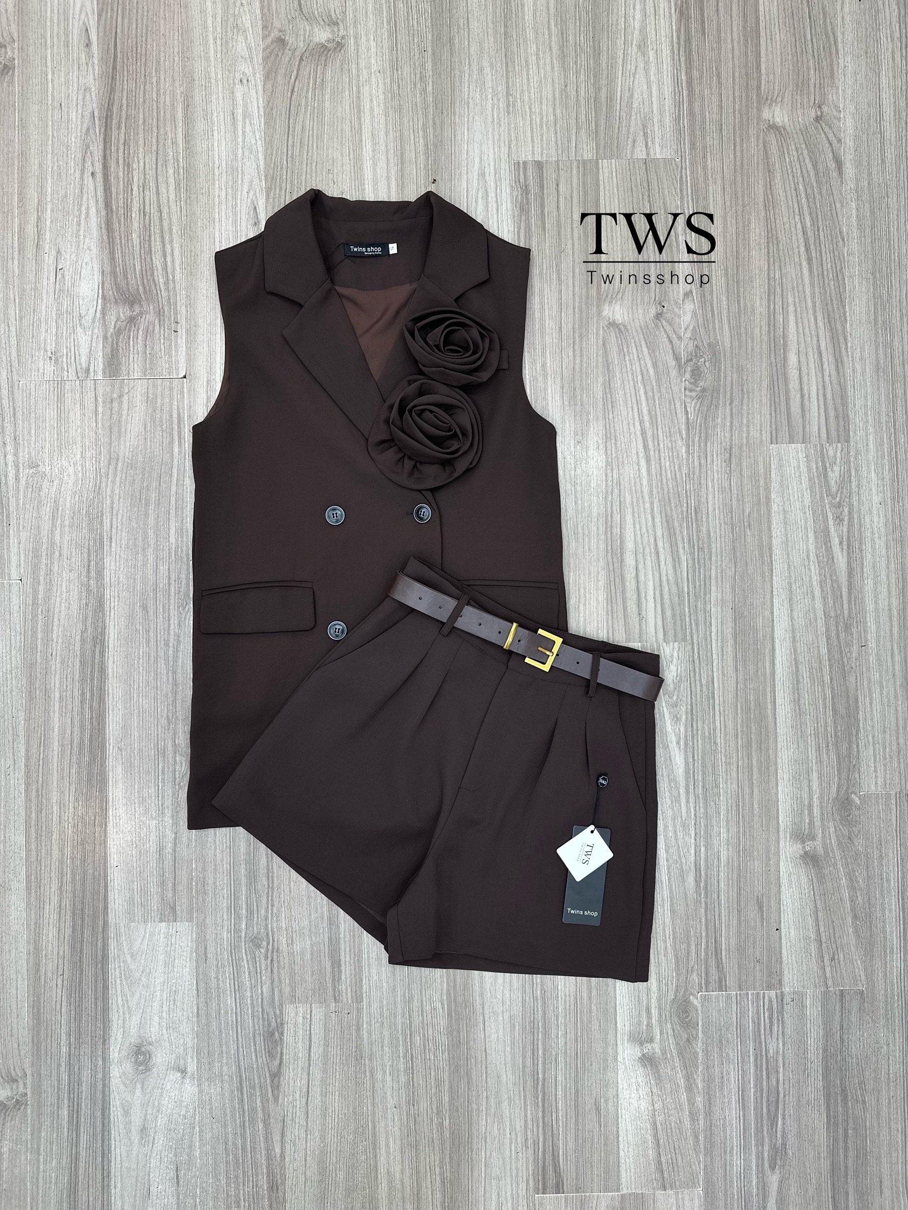 Set3ชิ้นเสื้อเบเซอร์+กางเกง+เข็มขัด เสื้อเบเซอร์แขนกุดคอวีสีน้ำตาลกระดุมด้านหน้าใช้งานได้จริงมาคู่กับกางเกงทรงเอวสูง+เข็มขัด ดอกกุหลาบสองดอกเป็นเข็มกลัดสามมารถถอดออกได้