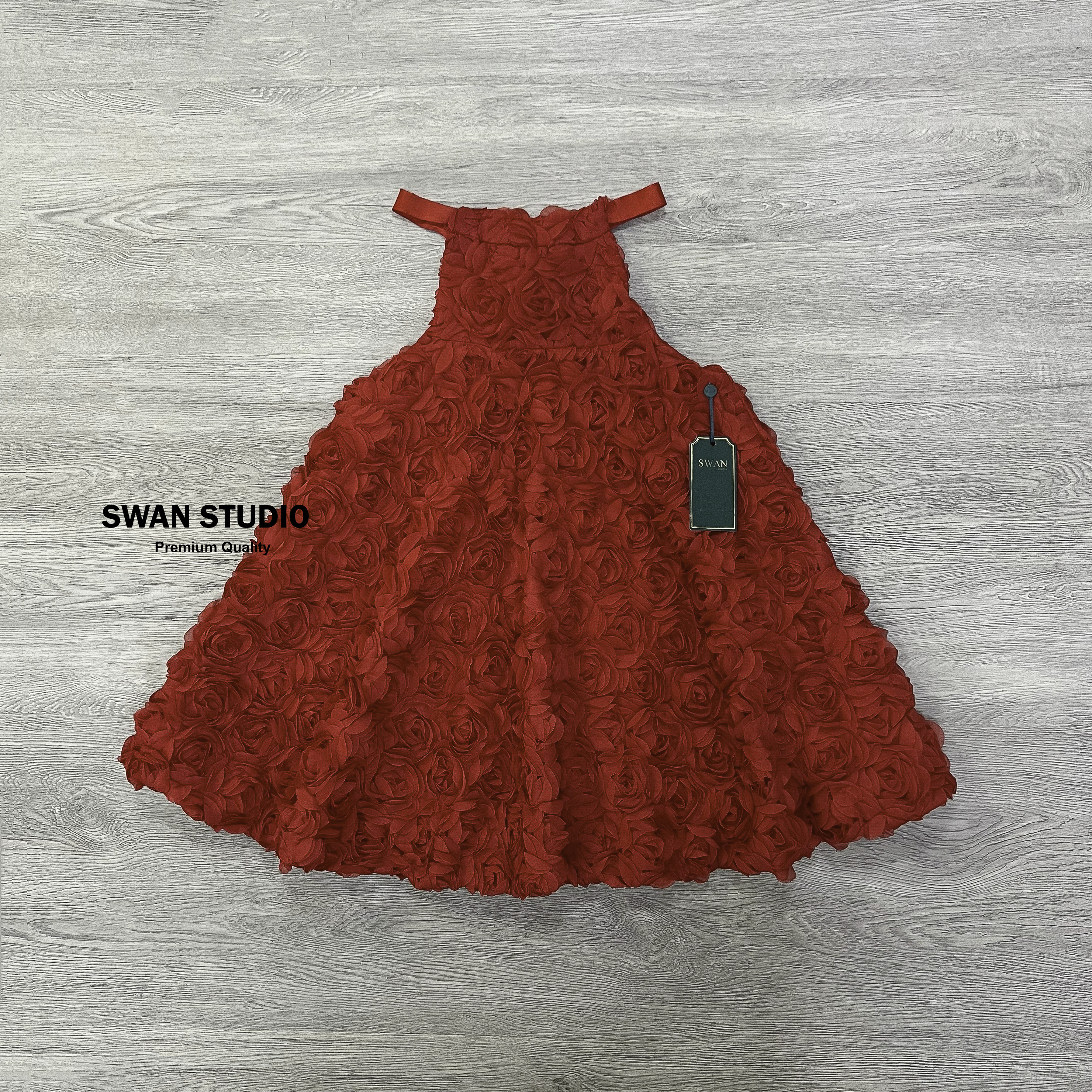 เดรสดอกไม้ 3D สีแดงสด ใส่คริสต์มาส ปีใหม่ ตรุษจีน รุ่นนี้ทางเราสั่งทอใหม่ให้ดอกแน่นๆชิดๆ รับรองว่าสวยสมราคา ช่วงคอแต่งด้วยสายริบบิ้น เริ่มผูกด้านหลัง สวยอลังหรูหราสุดๆค่า