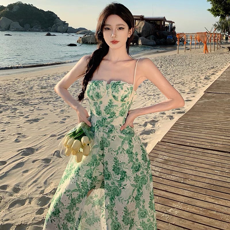 Set สายเดี่ยวผ้าฉลุลายผ่าหน้า เป็นทรงเต้า ใช้ผ้าเยอะมากๆๆๆ แมตกางเกงขาสั้น ใส่ถ่ายรูปปังแน่นอนจ้า ห้ามพลาดเลยจ้า