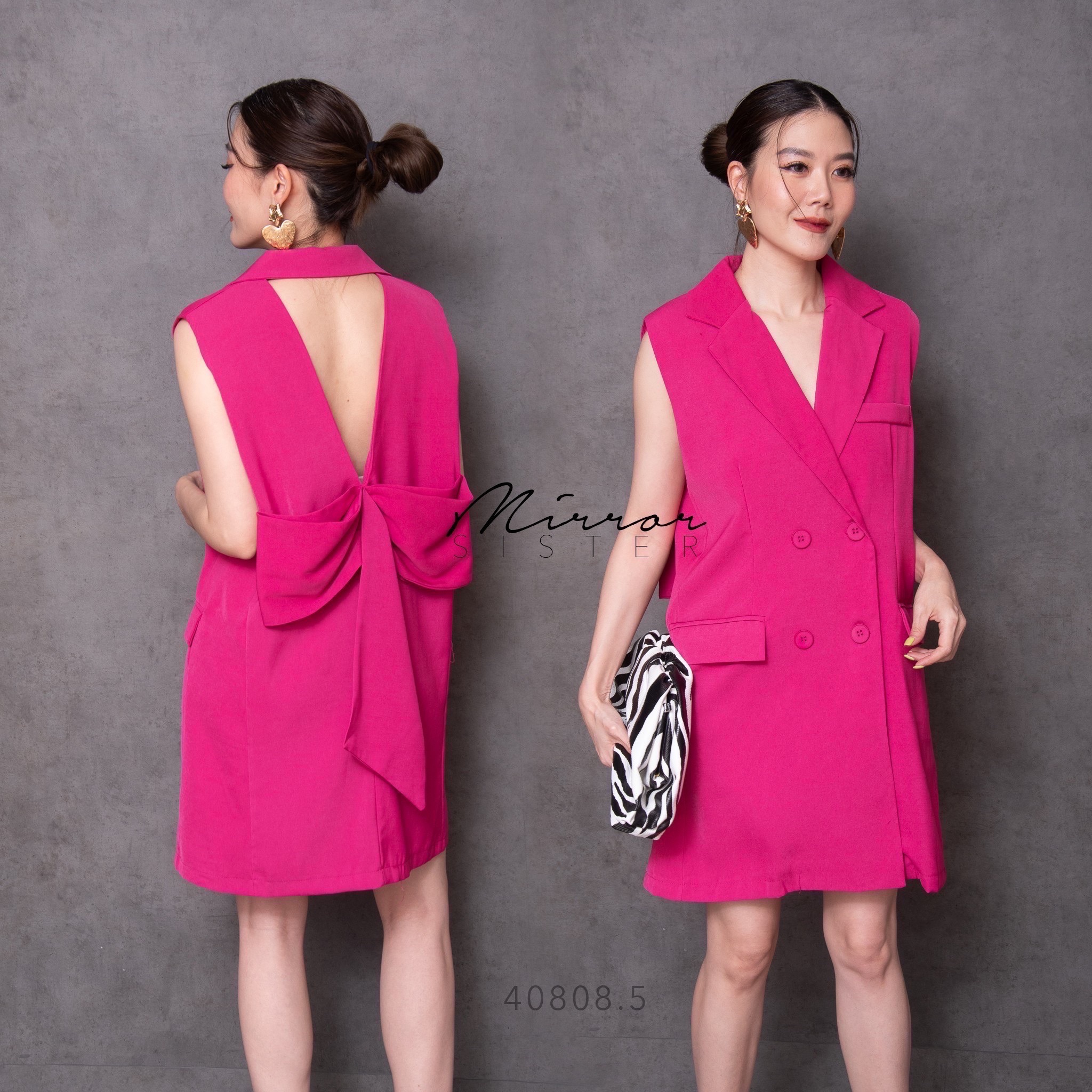 MiRRoRSiSTER's BiKK BigBow Back-off BLaZER DReSS•• เดรสแขนกุดคอปกสูทเทเลอร์ตัวเก๋ แต่งกระดุม4เม็ด มีกระเป๋าพ็อคเก็ตฝาปิดใช้งานได้จริง2ข้างด้านหน้า โดดเด่นที่ด้านหลังแต่งเว้าทรง3เหลี่ยม มีโบว์ใหญ่สวยปัง เนื้อผ้าดีใส่สบาย ชิคทุกสี