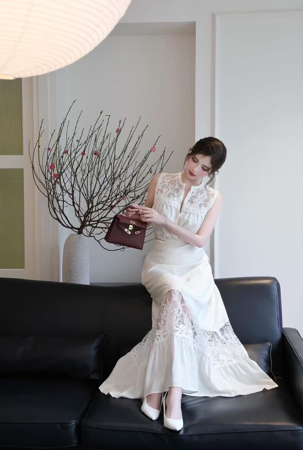 Label :: AURORA by RAMI-PAPHA Setเสื้อโทนสีขาว งานผ้าดี๊ดี ผ้าดีมาก ทรงปล่อยๆ ใส่สบายๆ ด้านบนแต่งซีทรูลูกไม้ ด้านหน้ามีกระดุมใช้งานได้จริง ช่วงเอวเสื้อแต่งสม๊อคยืดหยุ่นได้ตามลำตัว +++ มาพร้อมกระโปรงยาว เนื้อผ้าแต่งสลับผ้าลูกไม้เนื้อดีฝุดๆ ที่แมชกันได้อย่า