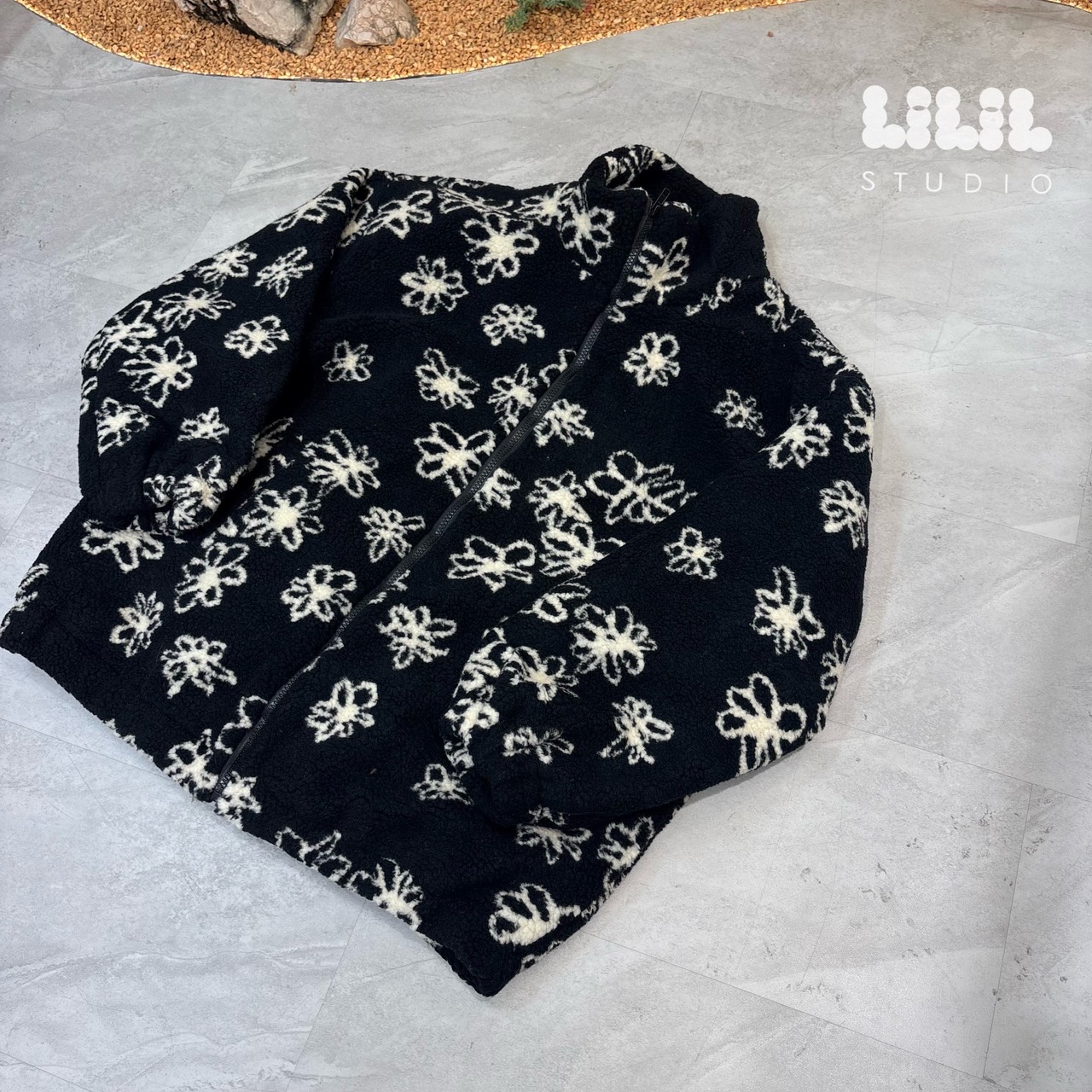 เสื้อกันหนาว งานเสื้อขนแกะลายดอกไม้ ลายโซคิ้วท์ ตัวเสื้อน้ำหนักเบา ความยาวคลุมสะโพก กระเป๋าข้างซิปหน้ารูดสุดถึงคอ เข้าใจนักเดินทางสุด