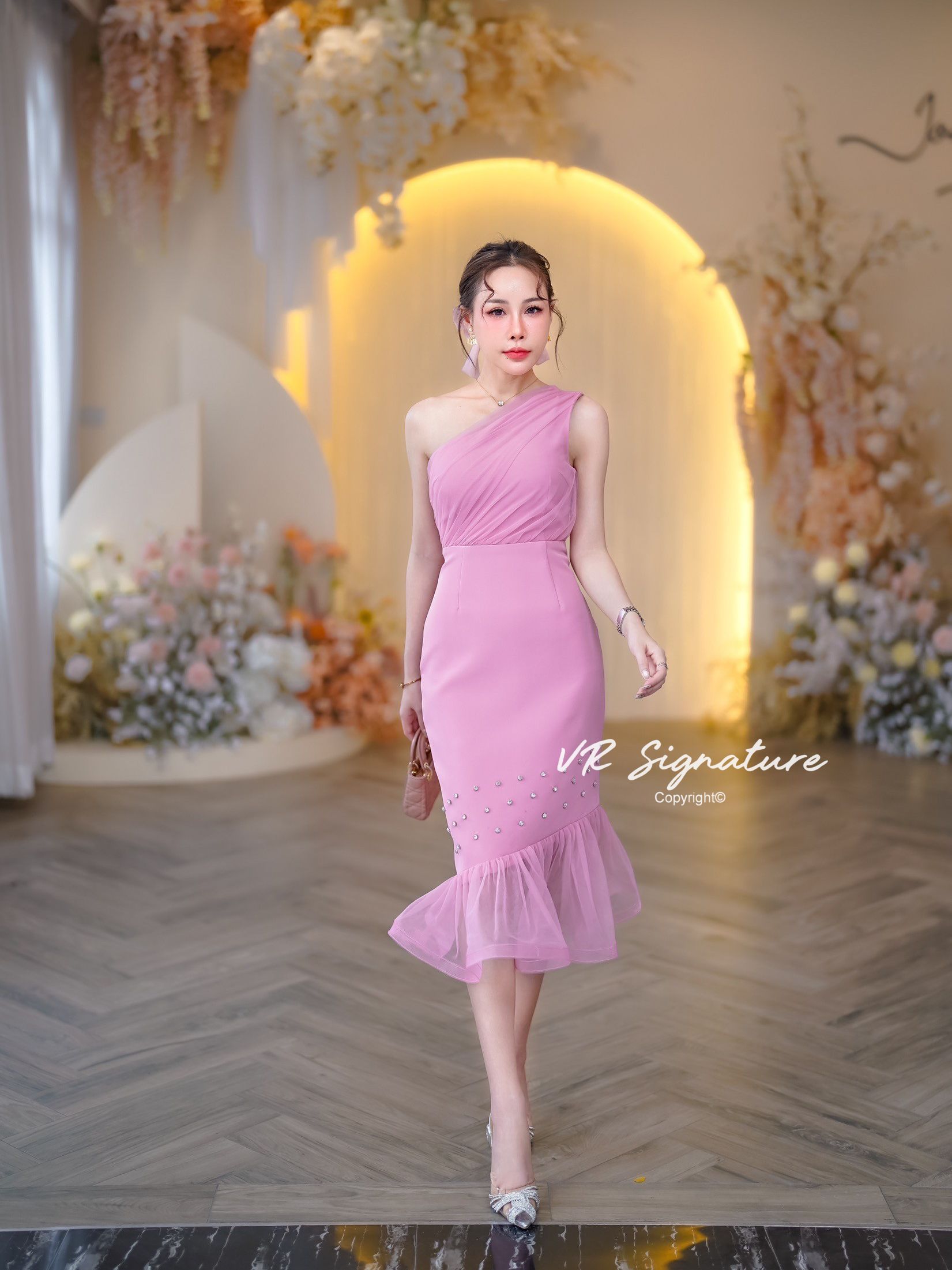 Dress ยาว ไหล่เฉียง แต่งผ้าชีฟองจับจีบซ้อนด้านหน้า พาดด้านหลังยาวสวย อกมีฟองน้ำจัดทรงให้ค่ะ เอวเข้ารูป กระโปรงยาวทรงสอบ ดีเทลปักเพชรชายกระโปรง ช่วงชายแต่งผ้ามุ้งระบายรอบชุดสวยมากค่ะ เนื้อผ้าหนา เป็นทรงสวย มีซับในทั้งชุด ต้องมีติดตู้นะคร่าาา... ใส่ออกมาแล้
