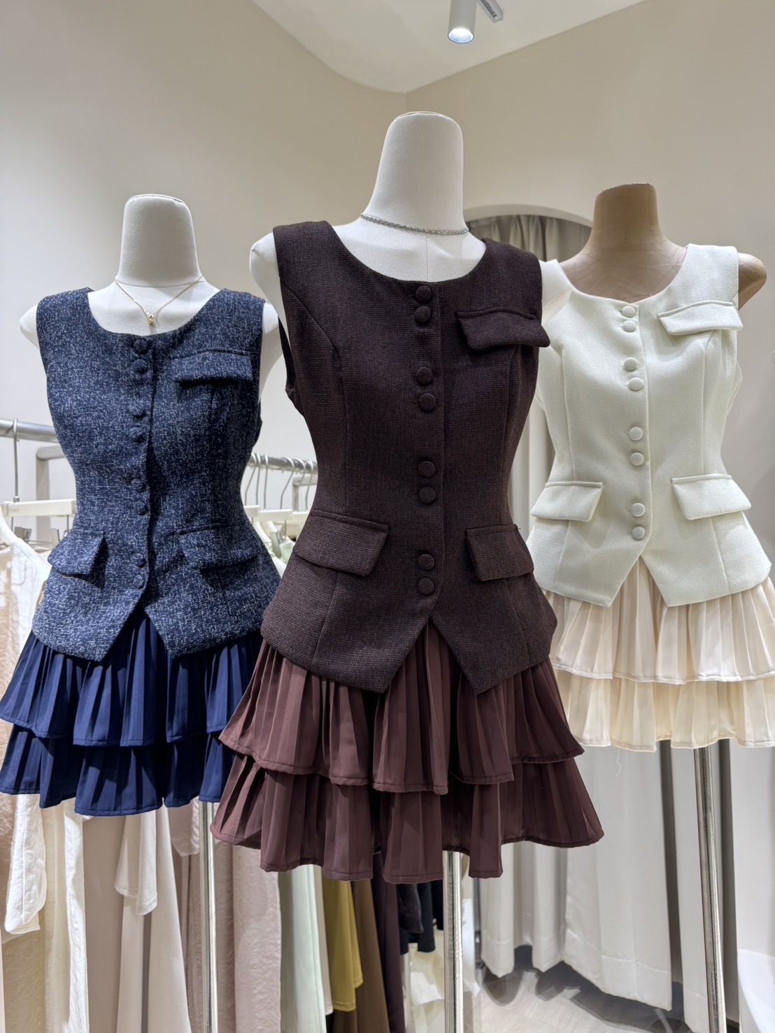 ชุดเซตผ้าทอ ชุดผ้าทวิส ชุดเซตผู้หญิง รุ่นนี้แนะนำเลย น่ารักไม่ไหว เสื้อแขนกุดกระดุมหน้า ผ้าทอมีลายผสมสี งานบุซับในทั้งตัว แมทมาพร้อมกางเกงกระโปรงอัดพลีท ใส่ทั้งชุดคอมพลีทลุ๊ค #งานป้ายpeony #ชุดสวย #ชุดไปเดท #ชุดเซ็ต #ชุดผ้าทอ #ชุดเซตแขนกุด #ชุดเซตน่ารักๆ