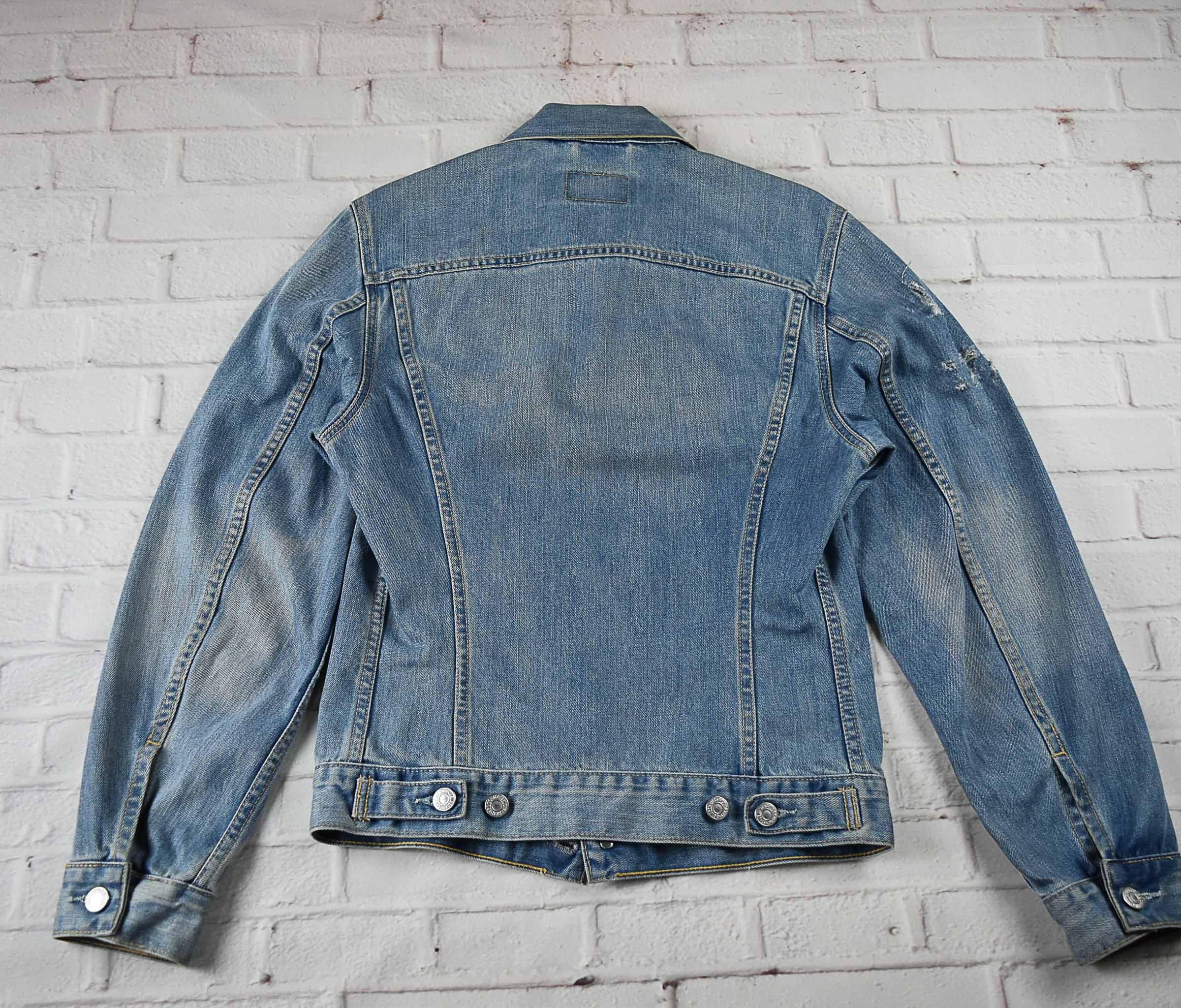 Levi's Tunisia อกจริง 34 ไซส์ S เสื้อแจ็คเก็ตยีนส์ แขนยาว ผู้หญิง ทรงดีมาก แต่งขาด สภาพใหม่มากๆ ผ้านุ่มใส่สบายทรงหล่อ