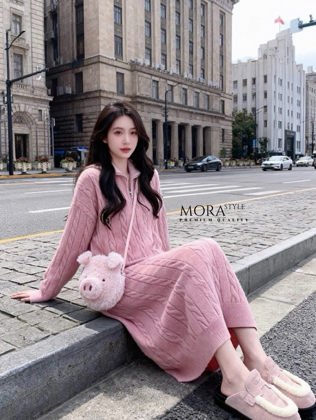 เดรสไหมพรหมแขนยาว คอเต่า เนื้อผ้านุ่มใส่สบาย ปักโลโก้ด้านหน้า มีซิปรูด เป็นอีกหนึ่งคอลเลคชั่นแนะนำสำหรับหนาวนี้เลยค่าา