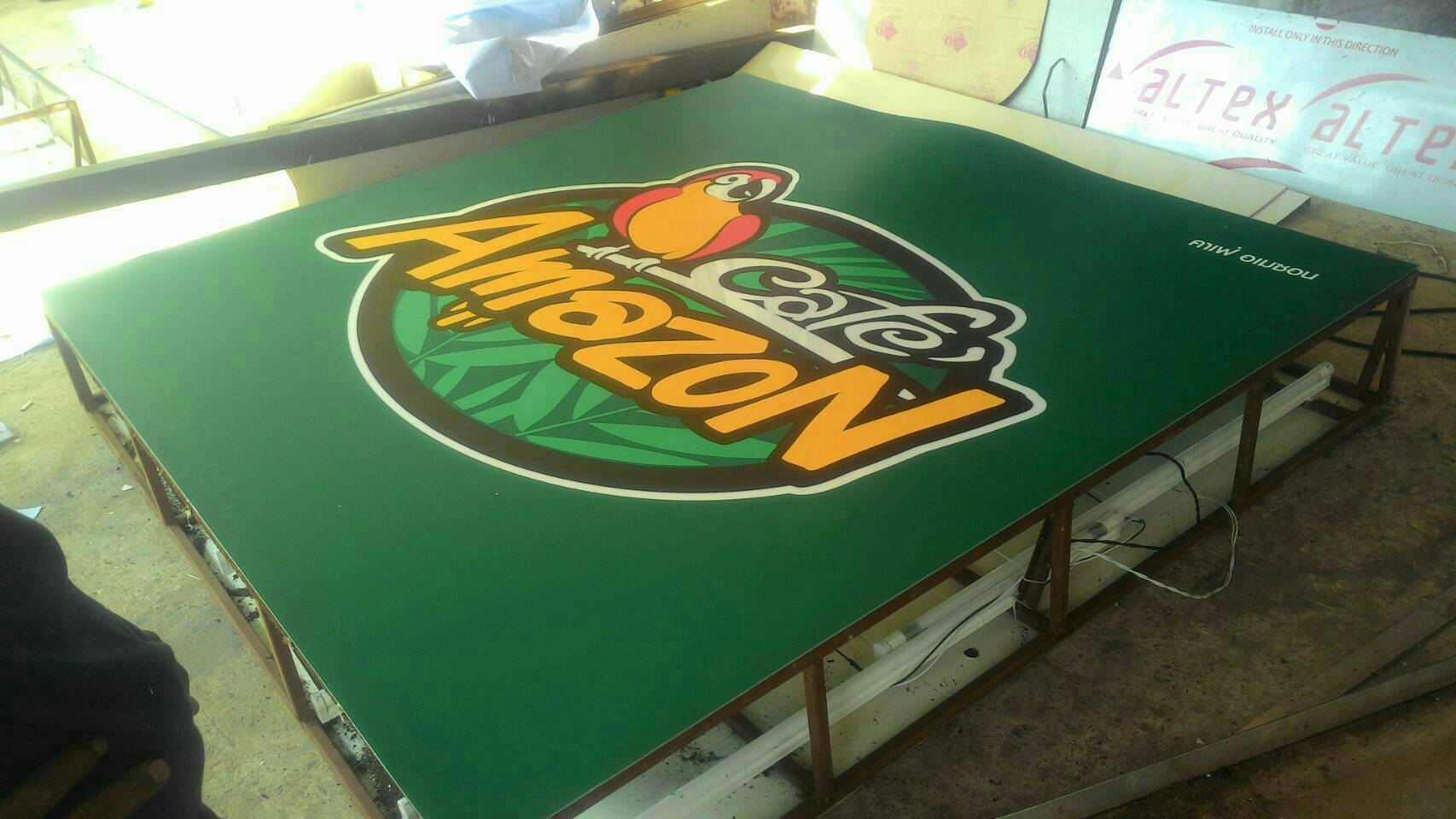 อักษรไฟและกล่องป้ายไฟ