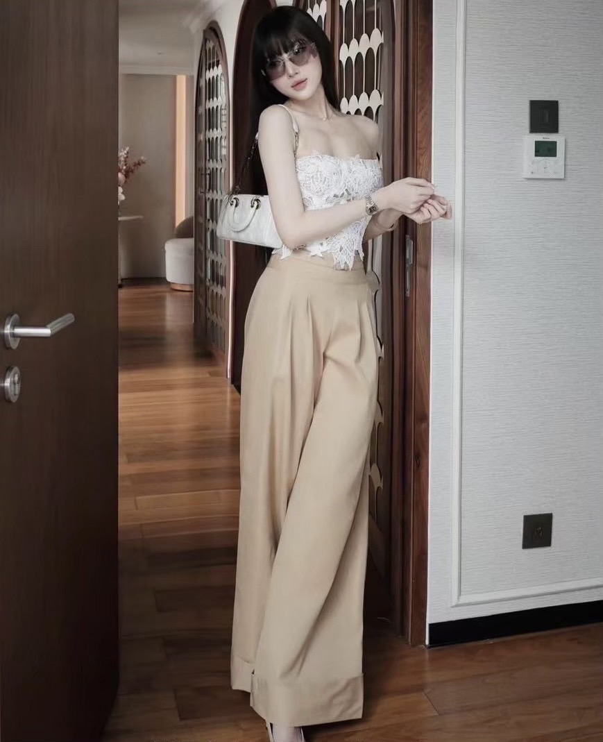Label :: AURORA by Rami-papha ชุดเซต3ชิ้น สุดคุ้ม!! เสื้อเกาะอกท็อปหน้าเนื้อผ้าลูกไม้สีขาวเกรดพรีเมี่ยม ดีเทลด้านหน้าตัดเส้นสีขาวสวยเก๋ เกาะอกโทนสีครีมเนื้อดีแมทกันได้สวยหรูลงตัว ใส่แล้วขับผิวมาก