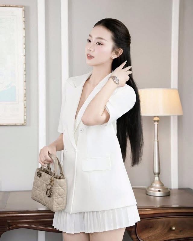 Label :: RAMI-PAPHA(รมิปภา) เสื้อแขนสั้น ปกคอเสื้อเก๋ๆ กระเป๋า/กระดุมหน้า ใช้งานได้จริง ไหล่มีฟองน้ำ ซับในอย่างดีทั้งตัว ++กระโปรงจีบเล็กรอบตัวเก๋มากๆคะ มีขาสั้นด้านใน **เนื้อผ้าสวมใส่สบาย