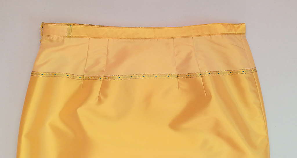 ผ้าถุงไหมสำเร็จรูป (สีเหลือทอง) งานตัดเย็บประณีต อัดผ้ากาวตามสีของผ้าถุง เนื้องานดีเกรด A (รอบเอว 32 นิ้ว)