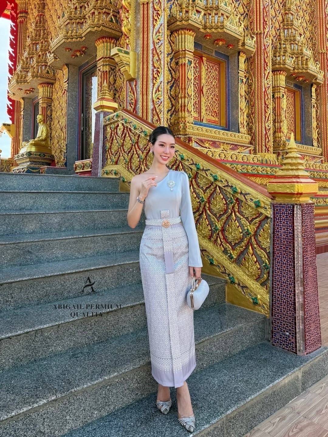 เสื้อ+กระโปรง+เข็มขัด+เข็มกลัด Set4ชิ้น สุดคุ้ม..เสื้อเปิดไหล่เฉียง แขนยาว หน้าอกเสริมฟองน้ำจัดทรงสวย ตกแต่งเข็มกลัดเพชรที่อก แมทมาคู่กับกระโปรงพิมพ์ลายแต่งทบคล้ายงานผ้าถุงสำเร็จ ผ่าหลังเพื่อสะดวกในการสวมใส่ เนื้อผ้าดี มีtexture งานมีซับใน สวมใส่แบบซิบด้า