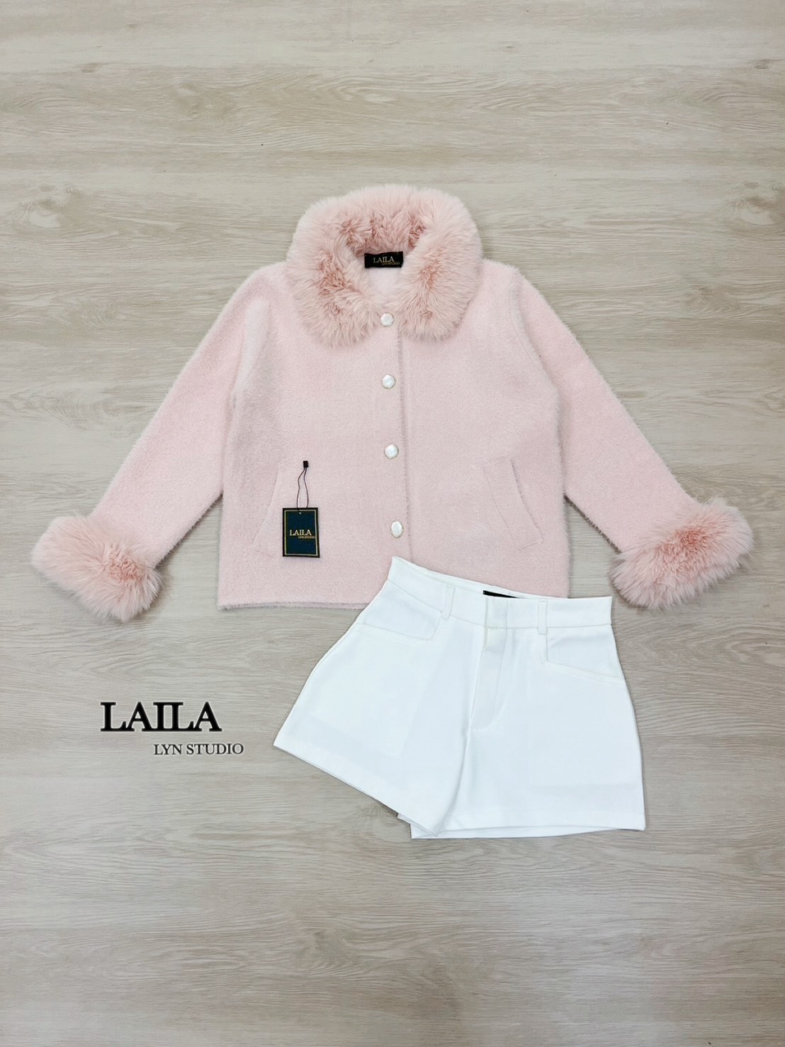 Tag : LAILA Detail: SET เสื้อ+กางเกง งานเสื้อสเวตเตอร์ทรงแขนยาวงานผ้าขนนุ่มๆๆทั้งตัวดีไซน์แต่งคอปกด้วยขนมิ้งหนานุ่มผ้าดีสุดๆ ด้านหน้าแต่งกระดุมเลื่อมๆสีมุข ตัวเสื้อมาในโทนสีออฟไวท์/ชมพู มาพร้อมกางเกงขาสั้นงานผ้าพรีเมี่ยม แมชสุดๆลุคนี้สวยแพง น่ารักมากๆๆคร่