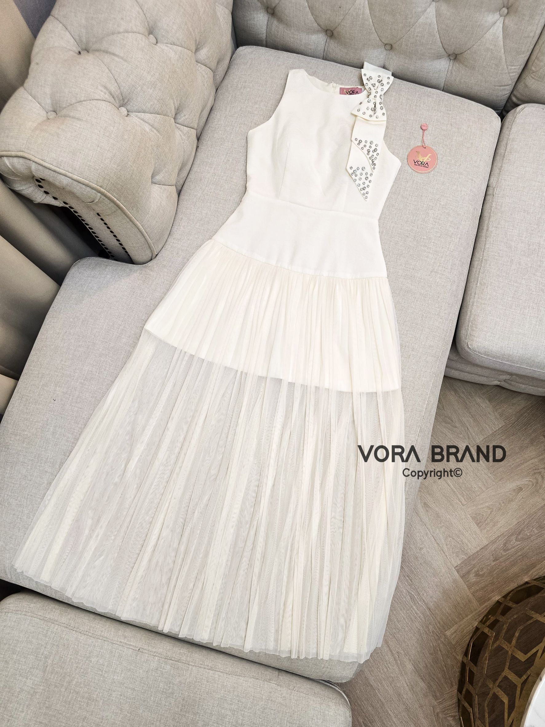 Dress ยาวแขนกุด สายเดี่ยว อกมีฟองน้ำจัดทรงให้ค่ะ ช่วงไหล่แต่งโบว์ใหญ่ แต่งปักเพชร ช่วงเอวเข้ารูป ช่วงกระโปรงตัดแต่งผ้าชีฟองอัดพลีทบานรอบชุด เนื้อผ้ามี texture ผ้าหนาเป็นทรงสวย มีซับในทั้งชุด