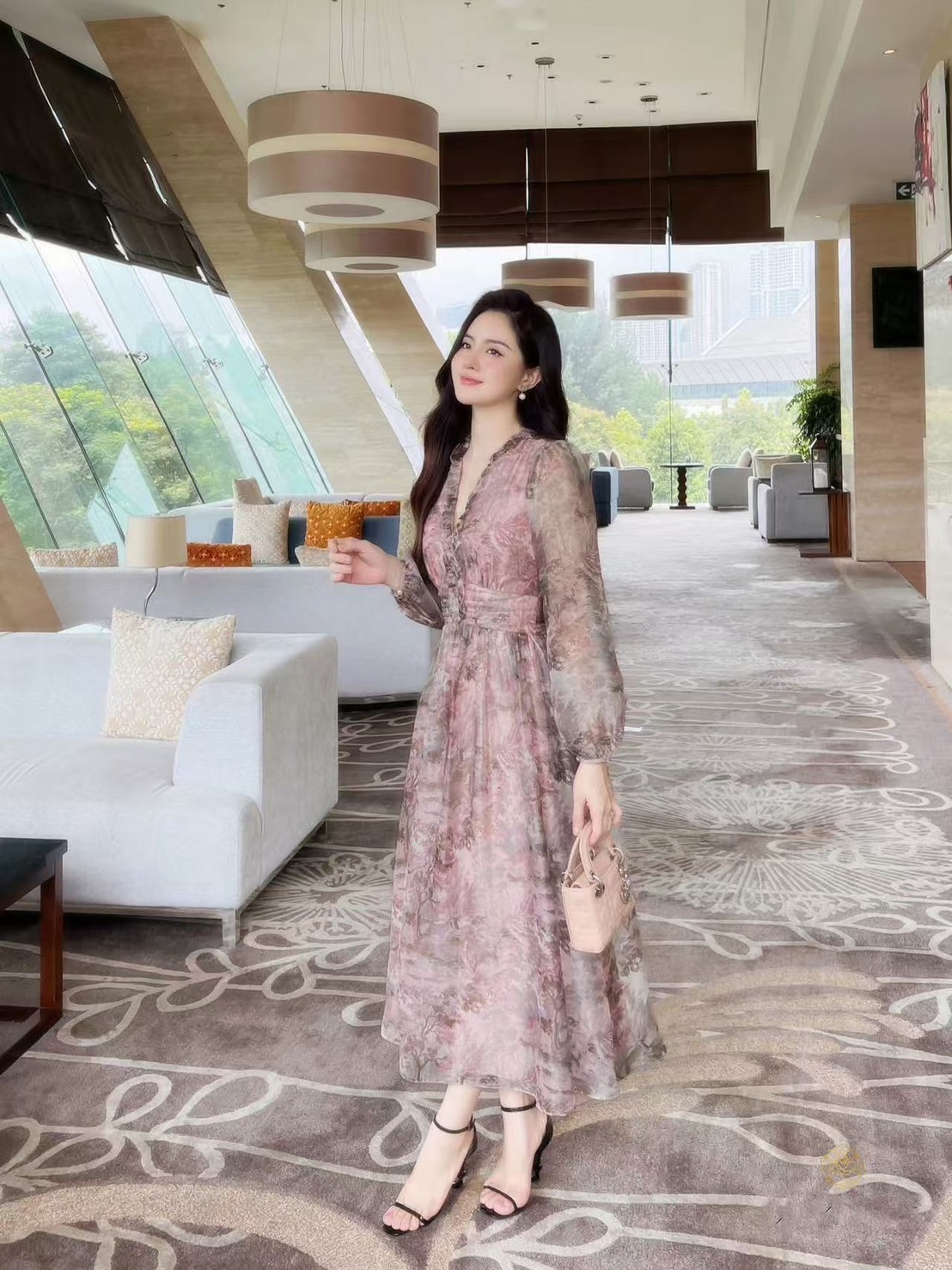 เดรสตัวยาวลายกราฟฟิกดอกไม้สีชมพู เป็นทรงกระโปรงบาน ใส่แล้วโลกสดใสมากๆค่ารุ่นนี้ ใส่vacayถ่ายรูปกับแก๊งค์เพื่อนๆไม่มีผิดหวังเลยค่า ห้ามพลาดเลยน้าตัวนี้