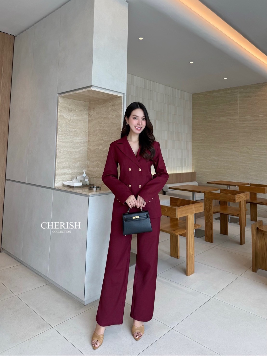 Setsuit เสื้อ+กางเกง ลุค CEO เรียบหรู ดูทันสมัย ทรงสวย ใช้ผ้าดี ใส่สบาย ตัวเสื้อสูทแต่งกระดุมทองมีกระเป๋า พร้อมซับในทั้งตัว มาพร้อมกับกางเกงขากระบอก มีกระเป๋า 2 ข้าง เซตนี้จะใส่ทำงาน หรือออกงานดูดีสุดๆค่ะ