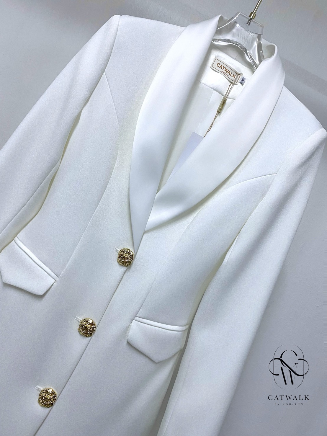 เดรสสูทปกกล้วยแต่งกระดุมทอง เนื้อผ้าเกรดเอ เนื้อนุ่มเป็นทรงสวย ตัวชุดเป็นทรงเข้ารูป ปกตัวชุดใช้ผ้าเครปกึ่งเงา กระโปรงเป็นทรงสอบ มีกระเป๋า 2 ข้าง ใช้งานได้จริง ด้านหน้าแต่งด้วยกระดุมทองสุดหรู จะใส่เป็นเดรสหรือใส่คลุมเก๋ๆ ก็ดูดีสุดๆ งานเกรดไฮเอน งานป้ายCATW