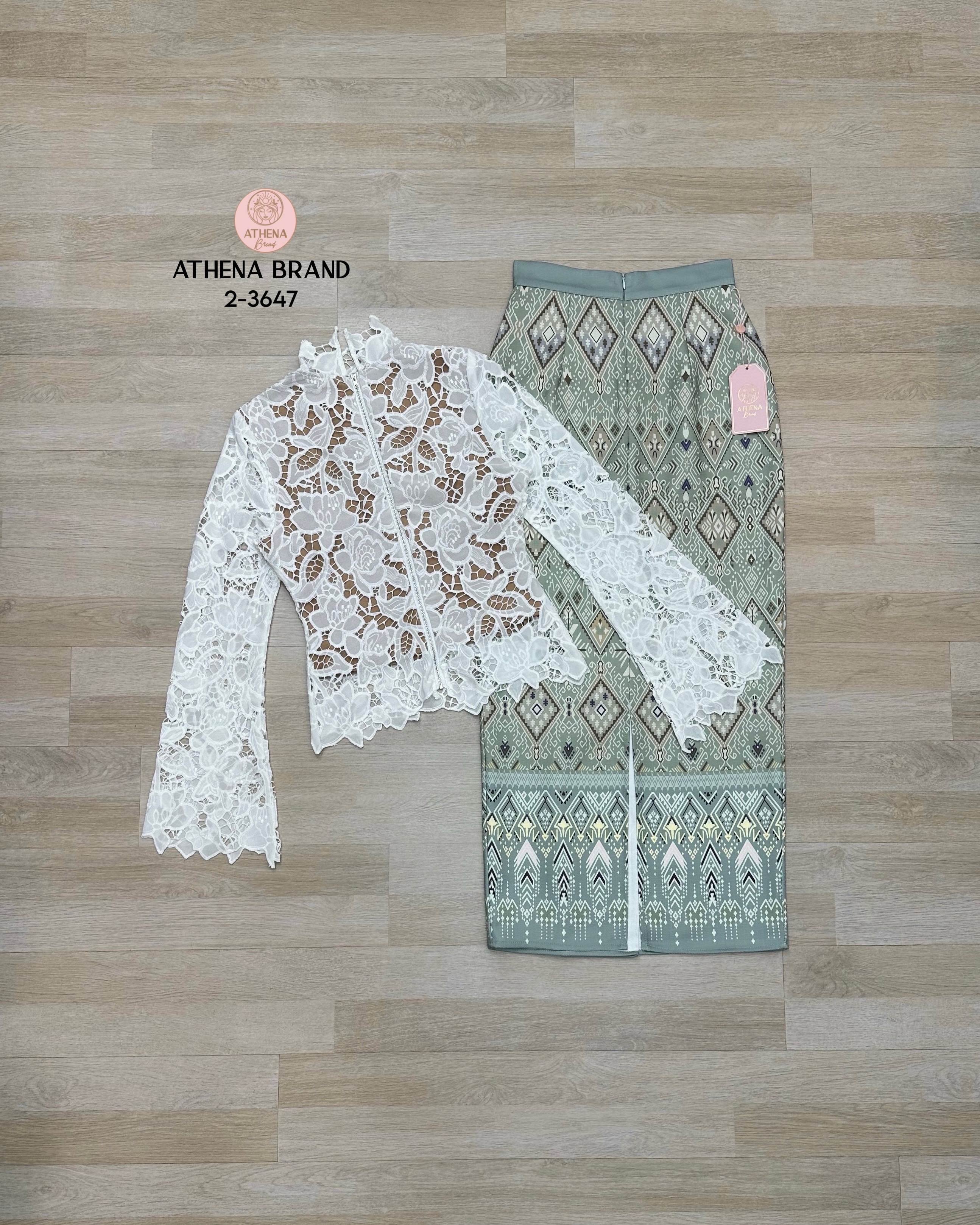 Tag 🔖 :Athena (อธีน่า) Brand Detail :: เสื้อ+กระโปรง เสื้อลูกไม้แขนยาวดีไซน์สวยหรูหราโดดเด่น มาพร้อมซับใน สวมใส่แบบซิปด้านหลัง แมตช์มาคู่กับกระโปรงพิมพ์ลายป้ายทบคล้ายงานผ้าซิ่นป้ายสำเร็จทรงเข้ารูป เนื้อผ้าดี๊ดีมีTexture งานมีซับใน สวมใส่แบบซิปด้าน