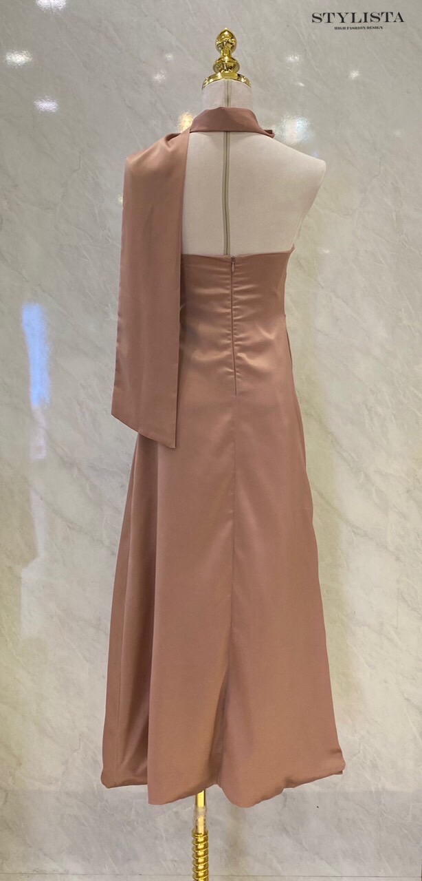 เดรสยาว แต่งดอกไม้ต่อผ้าคล้องคอ ใส่ออกมาดูดีมากๆๆๆ แนะนำเลยค่ะ ใส่ออกงานได้ตลอด ใส่สวยดูดี ใส่ออกงาน ใส่ได้หลายโอกาส จัดด่วนนนๆ ชุดสวยหมดเร็วนะคร๊า