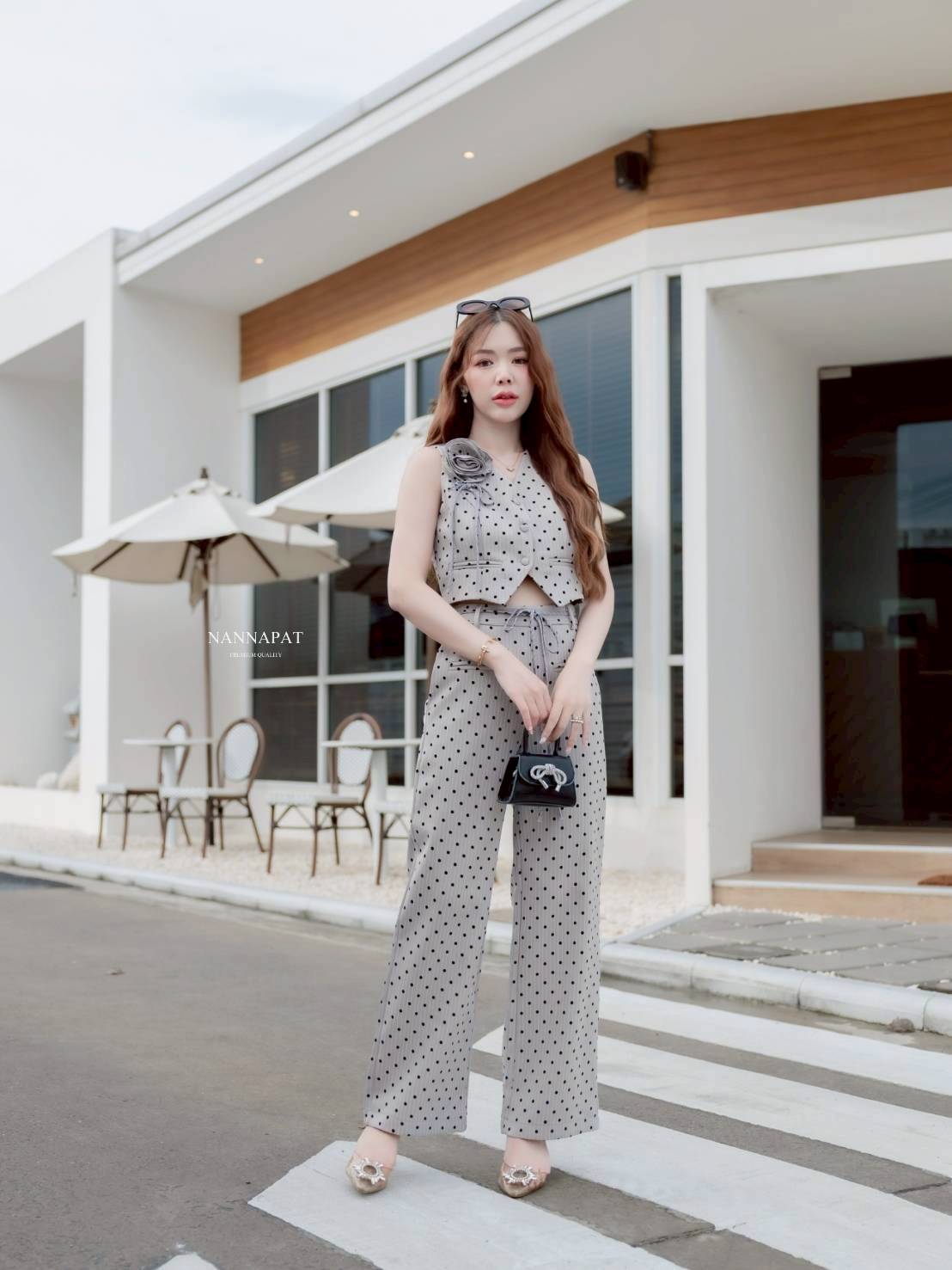 ชุดเซ็ท TAG :: NANNAPAT (NP) งานผ้าสูทสูทลายทาง พิมพ์จุดดำนูนๆ เสื้อทรงเก๋ ดอกไม้สามารถถอดได้นะค กางเกงก็ทรงสวยสับมาก