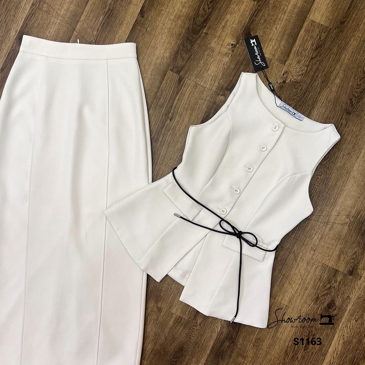 S1163 เซ็ตเสื้อแขนกุดทรง vest ดีเทลแต่งฝากระเป๋าที่ตัวชุด มาพร้อมกระโปรงเอวสูงทรงพออดีตัว พร้อมสายผูกเอวอีก 1เส้น ใช้ผ้าอย่างดีในการตัดเย็บ บุซับ สวมใส่สบาย โทนสีคลีนๆ อัพความหรู คอมพลีทลุคครบจบในเซ็ตเดียวค่ะ #showroombran #งานป้ายคุณภาพดี #งานแฟชั่น #ปัง