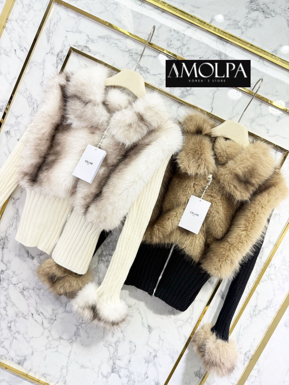 JACKET CEL ขนเฟอรร ซิปหน้า มีอะไหล่LOGO ห้อยตุ้งติ้ง งานสวย พื้นจะเป็นผ้าร่องใหญ่ทอแน่น แต่งปกคลุมด้วยเฟอร์ช่วงหน้าอกและปลายแขนมิ้ง เนื้อผ้านิ่มมากกกกก หนานุ่มแน่น.... งานน่ารักมาก ผ้าใส่สบายมากกกก เนื้อผ้าดีมากๆค่ะค๊าลูกค้า ใส่แล้วไม่ร้อนระบายความร้อนได้