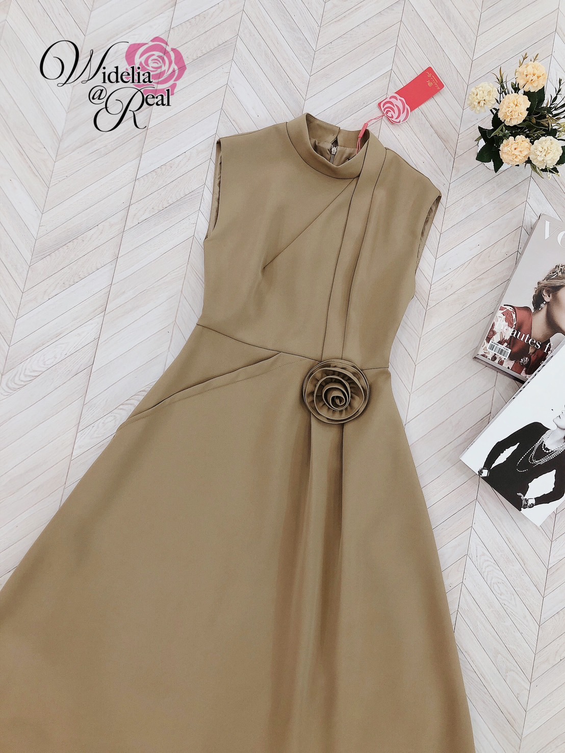 Dress เดรสตัวยาว แขนกุด เอวเย็บดอกไม้ เนื้อผ้าเรียบ สีพื้น ผ้ามีน้ำหนักทิ้งตัว ไม่บาง ซิปหลัง ด้านหน้าเย็บแต่งจีบ มีกระเป๋าล้้วงด้านข้าง2ข้าง งานคัตติ้งเนี๊ยบ ทรงสวยเป๊ะมาก รับรองใส่ออกมาไม่ผิดหวังการันตีให้เลย บอกเลยห้ามพลาดเด็ดขาด งานดีงานสวยแน่นอน