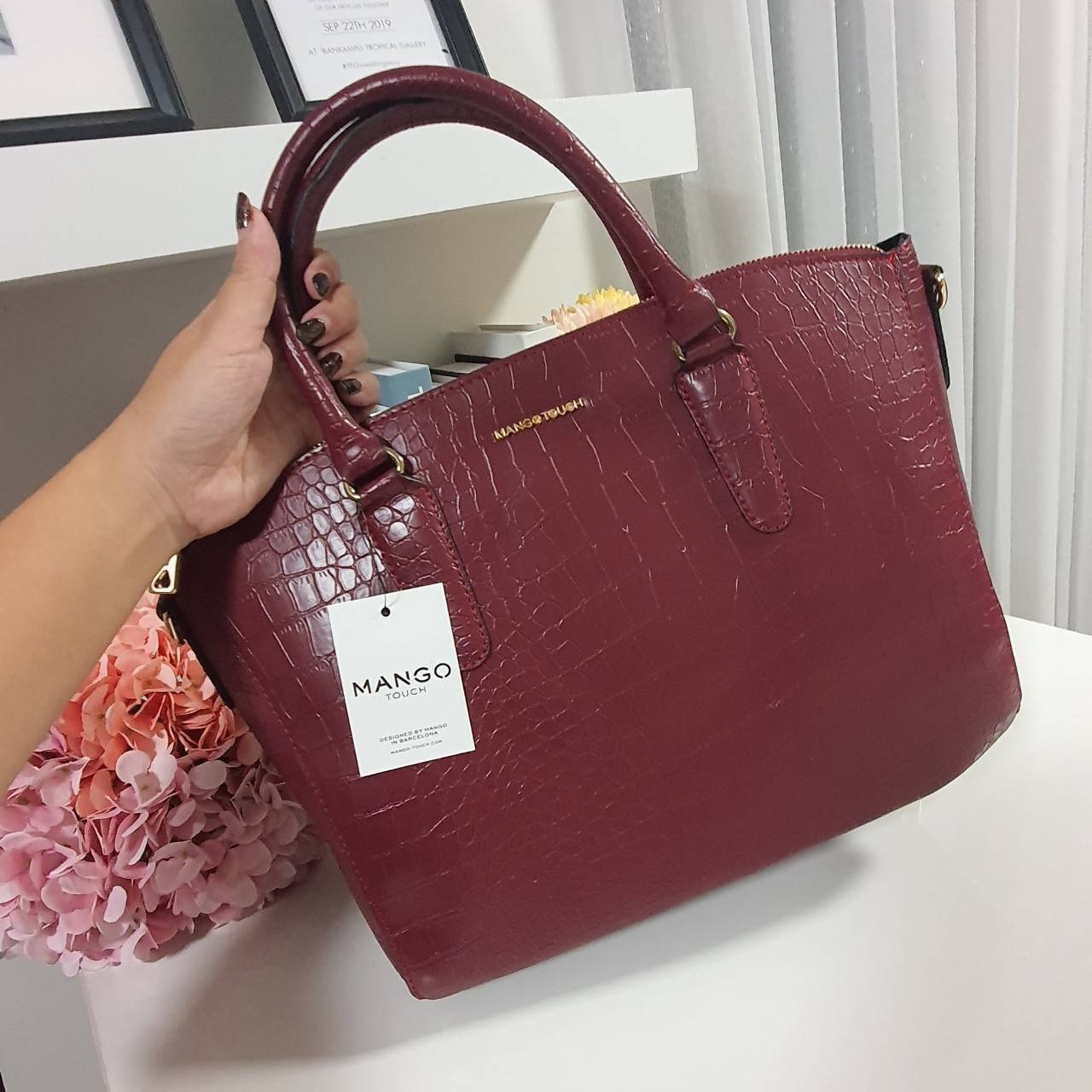 กระเป๋าสะพายแบรนด์เนมแมงโก้ลายจรเข้สีแดงไวน์ MANGO TOUCH CROC HANDBAG
