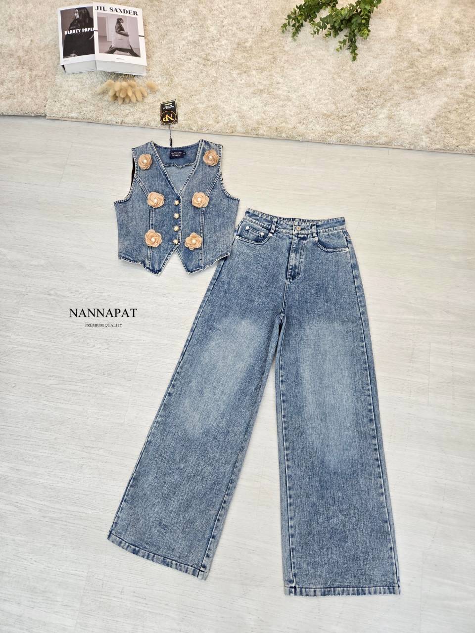 เซ็ทนี้สวยทั้งเสื้อ ทั้งกางเกง ผ้ายีนส์คือที่สุดแล้วค่าา ต้องได้สัมผัสแล้วจะรู้ ชอบความแต่งดอกไม้ของเสื้อ ทำให้ดูมีอะไรมากขึ้น ดูลัคชูมากขึ้น ตัวดอกไม้ถอดได้นะคะ แล้วดูทรงกางเกง คือสวยมาก สวยตาแตก ใส่ไปไหน ใครก็ต้องเหลียว สาวสายยีนส์ ไม่ได้ชุดนี้คือพลาดมา