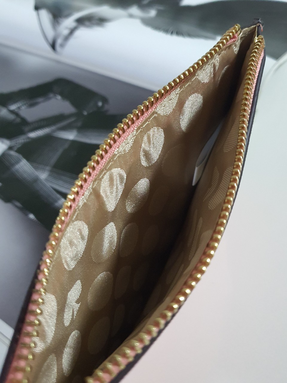 กระเป๋าคล้องมือไฮโซเรียบหรูดูแพงแบรนด์เนมเคทเสปดสีดำ KATE SPADE NEW YORK CLUTH BAG
