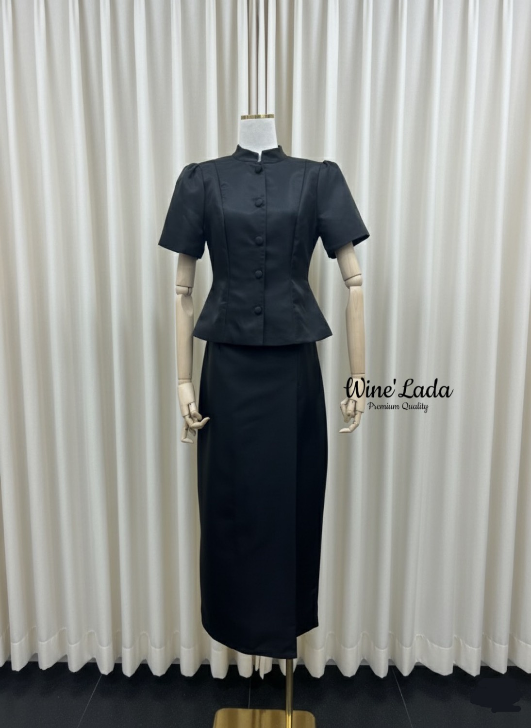 Set 2 Pcs. เซ็ทชุดไทยผ้าไหมเสื้อแขนแขนสั้น เป็นชุดจิตรลดาแบบแขนสั้น มาพร้อมกับกระโปรงผ้าไหม ทรงสอบเข้ารูป จะงานราช งานบุญ ได้หมดเนื้อผ้าใส่สบาย ทรงสวยมากค่ะ เป๊ะและเข้ารูป ใส่แล้วผอมเพียว กระโปรงซับในทั้งตัว ใครได้ลองแล้วจะหลงรักค่าา รับรองคุ้มเว่อร์ งานส