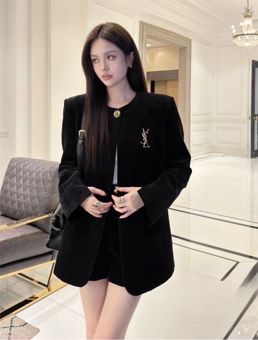 Label :: RAMI-PAPHA(รมิปภา) Detail :: สูท+ขาสั้น+เข็มกลัด เซตสูทสีดำสุดหรู ทรงใส่สบายๆช่วงนี้กำลังอินสไตล์นี้ ด้านหน้ามีกระดุมสีทองสยหรูโดดเด่นใช้งานได้จริง กระเป๋าหน้าใช้งานได้จริง ไหล่เสริมฟองน้ำให้ดูสง่า ซับในงานสูทแท้อย่างดีทั้งตัว +++มาพร้อมกางเกงขาส