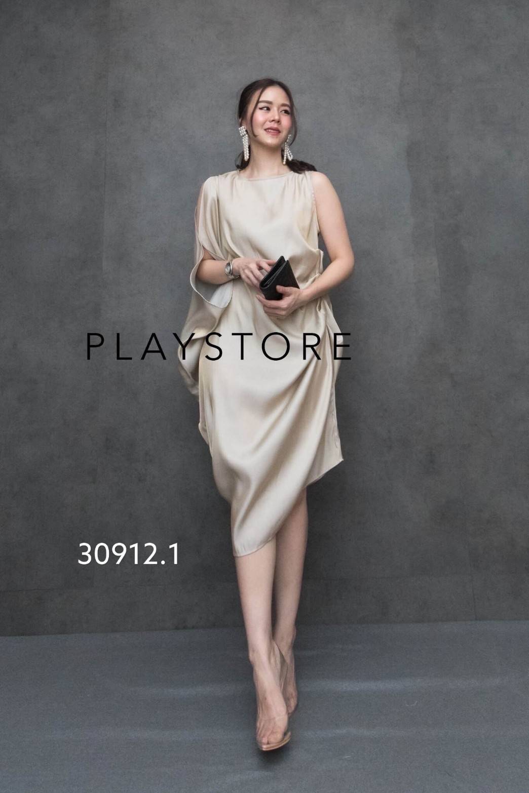 MiRRoRSiSTER’s JoKüLg aXiDRESS•• เดรสผ้าซิลค์ดีไซน์เก๋ ทรงโคร่งๆ ใส่ออกงานสวยสง่า ด้านซ้ายมีดีเทลแต่งจับย่นเพิ่มวอลลุ่มให้ชุด ด้านขวาช่วงแขนแต่งดีไซน์เว้าไหล่ ชายเฉียงนิดๆ เนื้อผ้าสวยอย่างดีเหลือบๆเล่นแสงมีประกายออร่า ใส่สบายสุดๆ ใส่ออกงานเริ่ด.