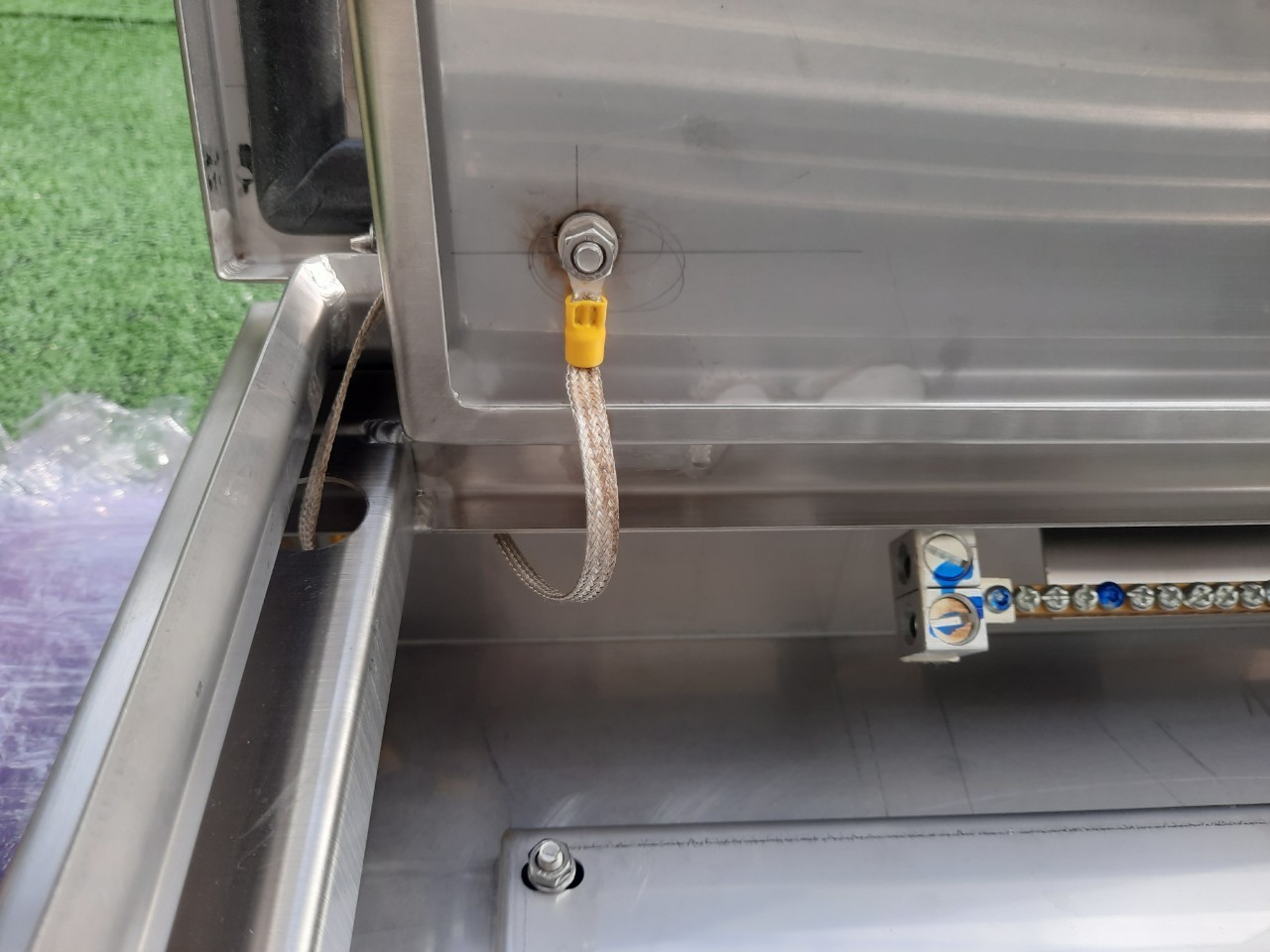 Main LUG 100A ตู้สแตนเลส 304 มีหลังคาสโลป W450xH650xD152mm. (36ช่อง)