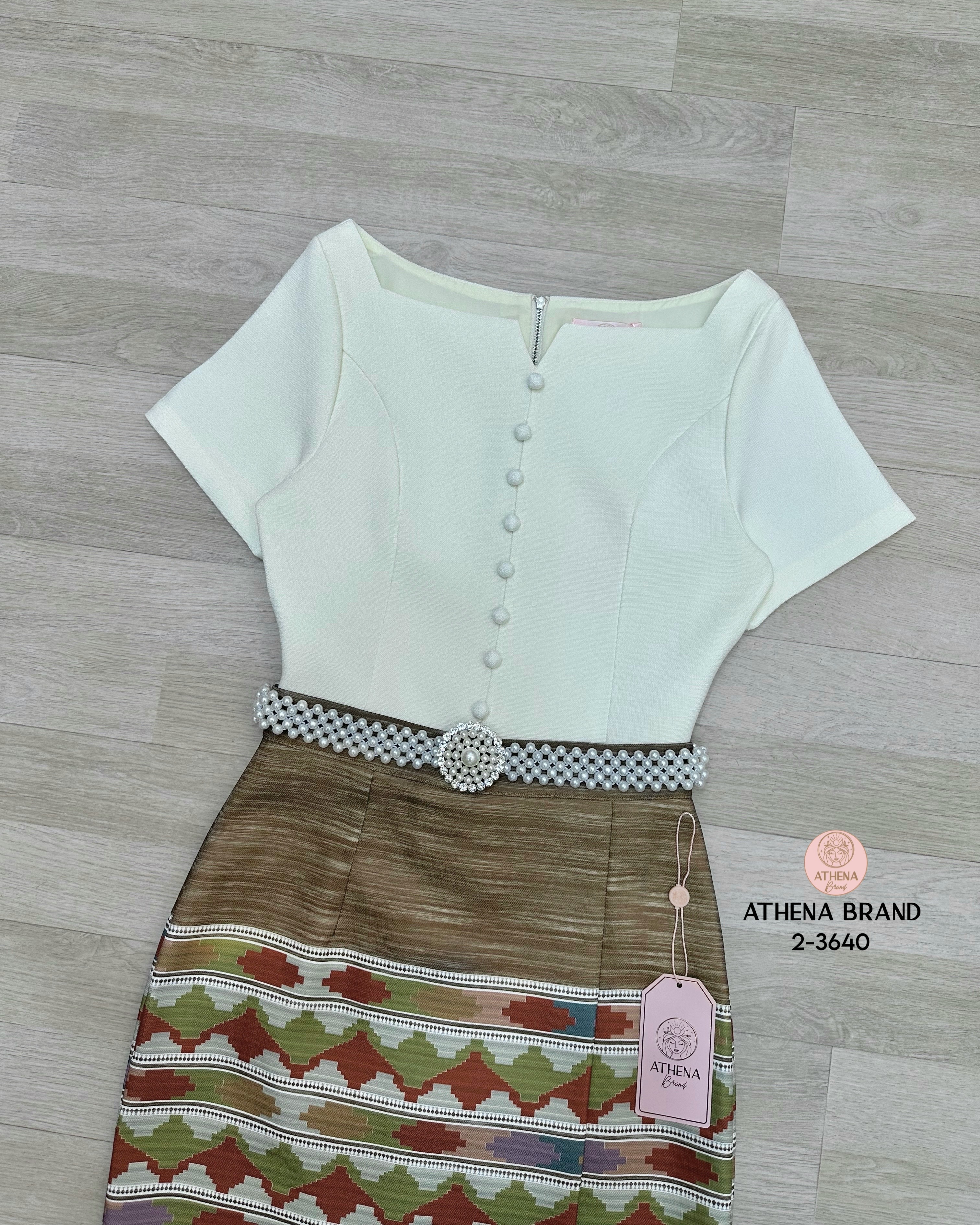 Set 3 ชิ้น เสื้อดีไซน์ด้านหน้าตกแต่งกระดุมเรียงหลอก มีซับใน สวมใส่แบบซิปด้านหลัง แมตช์มาคู่กับกระโปรงพิมพ์ลายป้ายทบคล้ายงานผ้าซิ่นป้ายสำเร็จทรงเข้ารูป เนื้อผ้าดี๊ดีมีTexture งานมีซับใน สวมใส่แบบซิปด้านหลัง ชายกระโปรงด้านหลังผ่า และมาคู่กับเข็มขัดมุกหัวอะไ