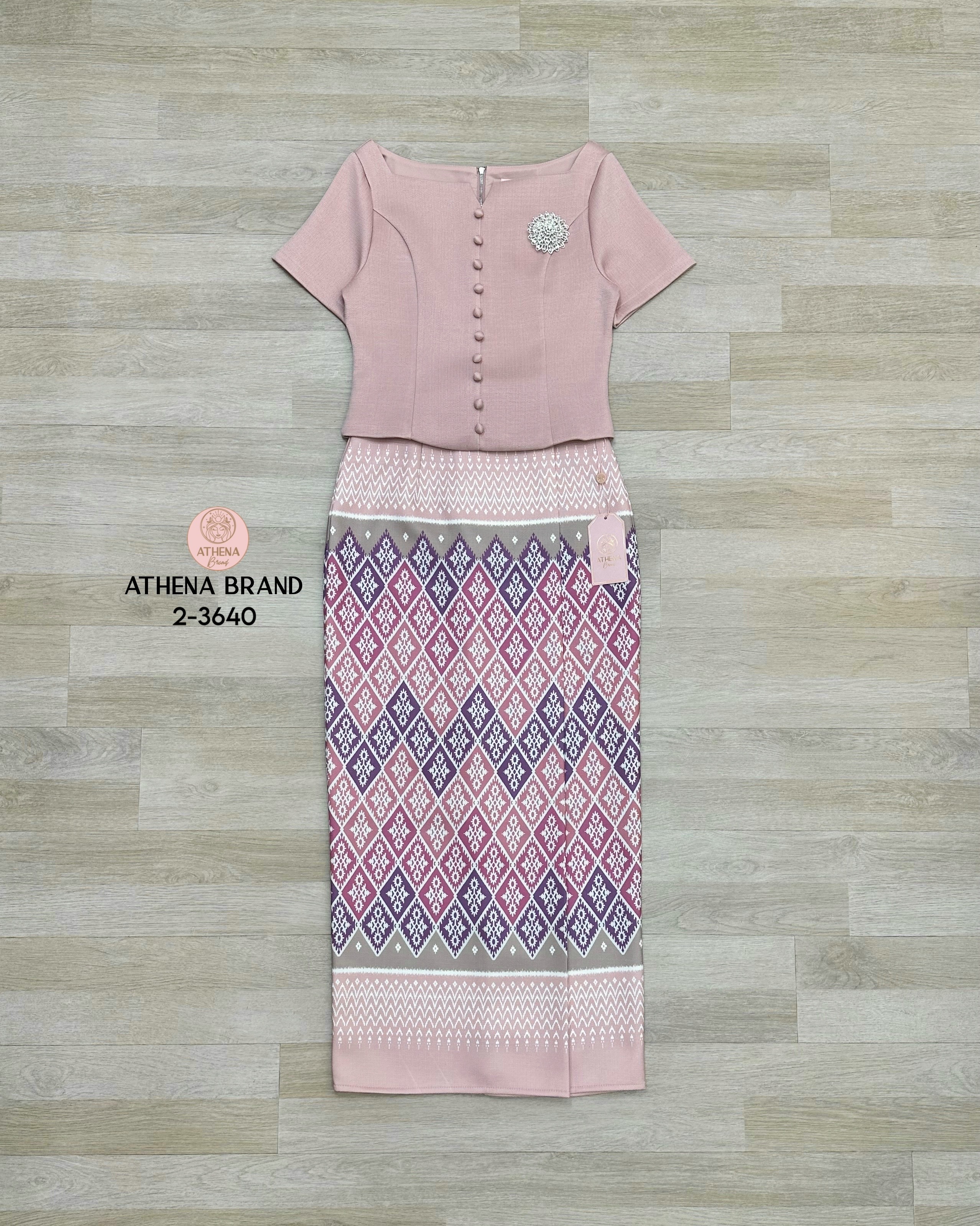 Tag 🔖 :Athena (อธีน่า) Brand Detail :: เสื้อ+กระโปรง+เข็มกลัด Set 3 ชิ้น เสื้อดีไซน์ด้านหน้าตกแต่งกระดุมเรียงหลอก มีซับในสวมใส่แบบซิปด้านหลัง และมาคู่กับเข็มกลัดเพชรสวยหรูหรา(สามารถถอดออกได้) แมตช์มาคู่กับกระโปรงพิมพ์ลายป้ายทบคล้ายงานผ้าซิ่นป้ายสำ