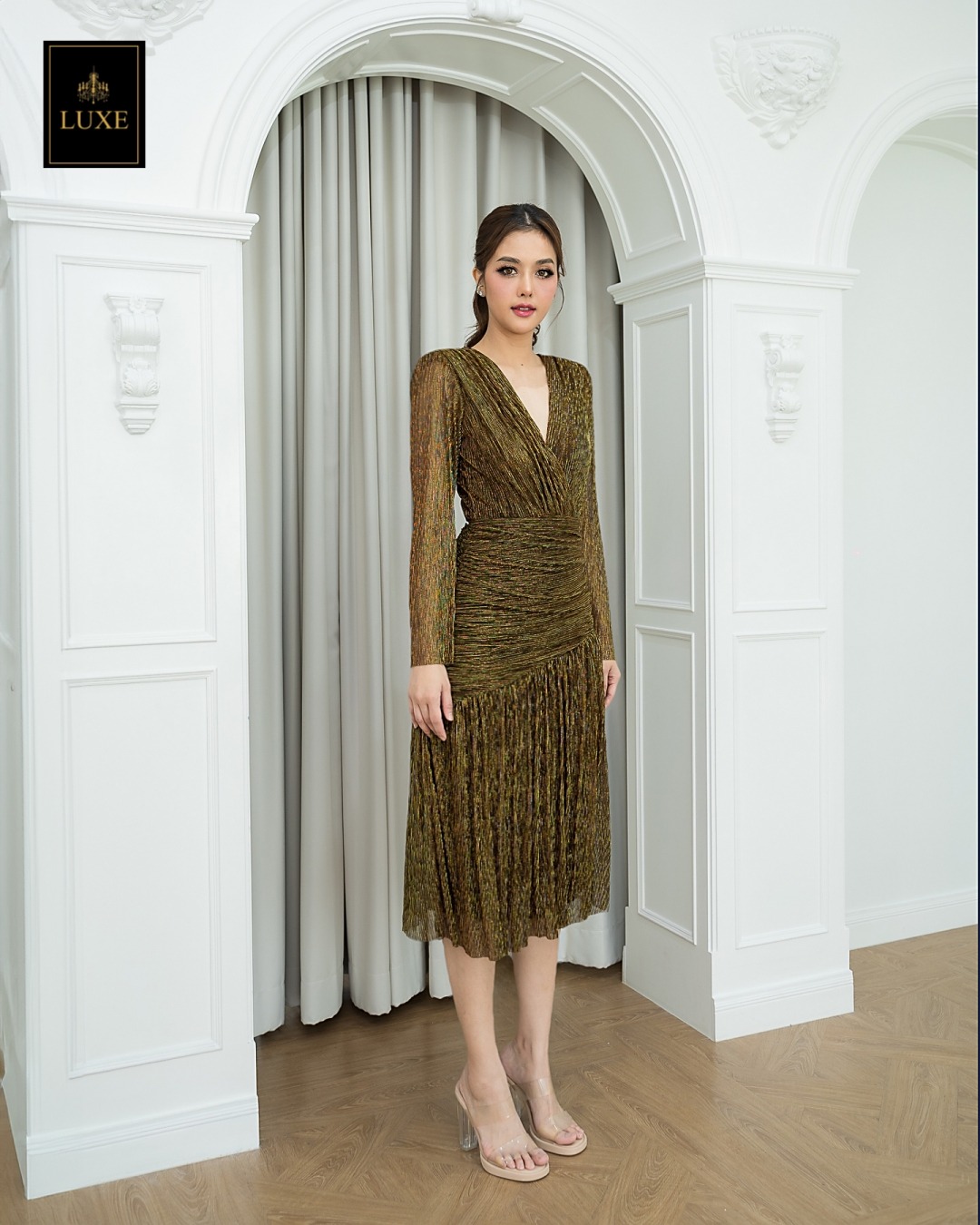 Label : LUXE เดรสเสื้อคอวีป้าย แขนยาวเสริมไหล่ กระโปรงจับเดรปย่นเข้ารูปตรงสะโพก ต่อชายกระโปรงบาน ทำจากผ้าราเม่อัดพลีทผสมดิ้นเมทัลลิก ผ้านุ่ม ยืดหยุ่น ใส่สบาย เล่นแสงสวย มีซิปซ่อนและซับในเต็มตัวค่ะ