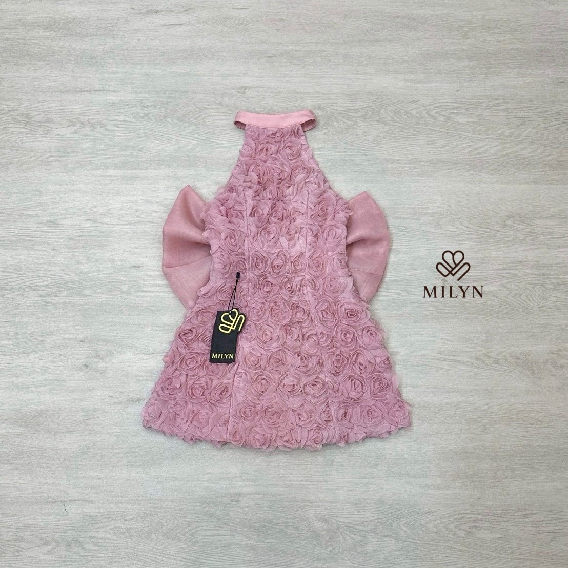 มินิเดรสแต่งดอกกุหลาบทั้งตัว ดีเทลเนื้อผ้าแบบ 3D ทำให้ชุดดูโดดเด่นมากขึ้น คอฮัลเตอร์ช่วยเสริมลุคให้ดูเพรียวและหรูขึ้นไปอีกขั้น ด้านหลังเปิดหลังสวย พร้อมโบว์ใหญ่สุดละมุนเป็นไฮไลต์ของชุด ใส่แล้วน่ารักปนความหวานแบบผู้ดีมากกกก 💙 ตัวเดรสทรงสวย