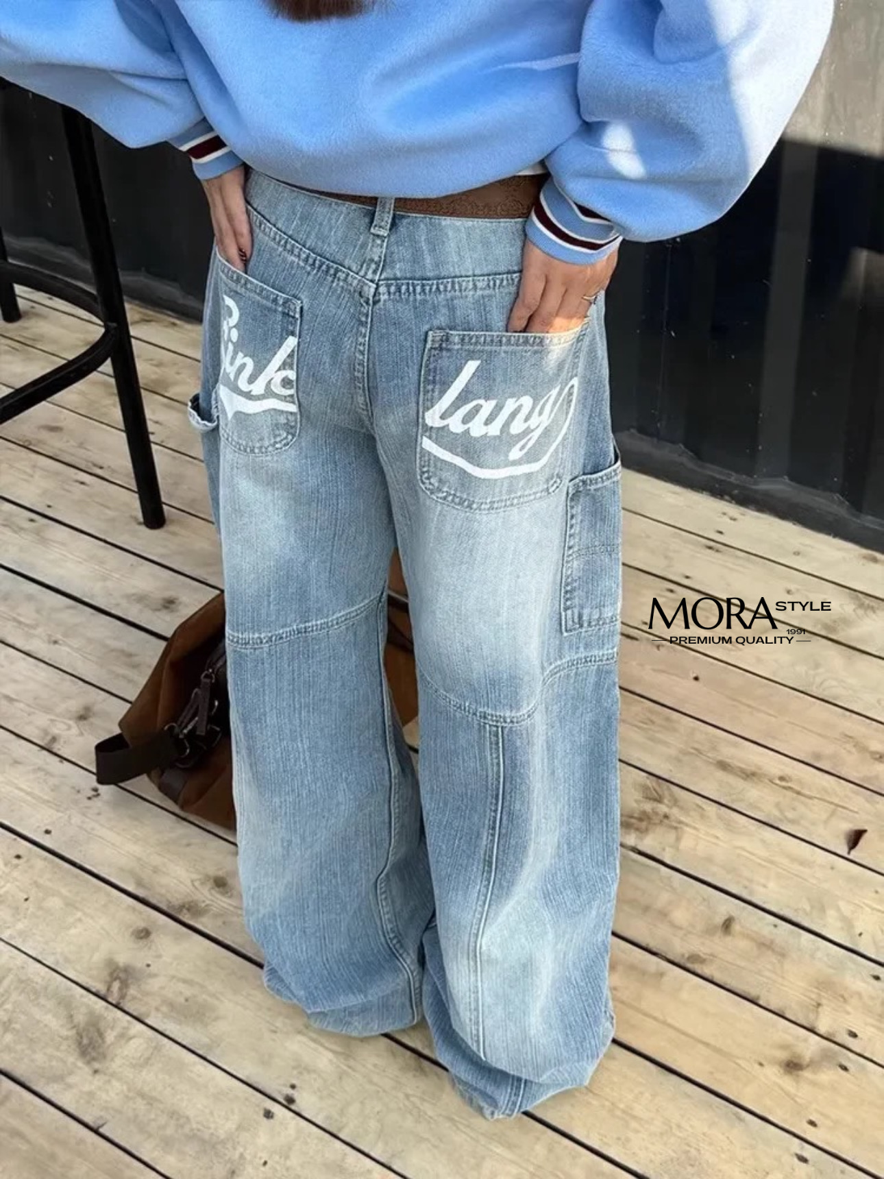 กางเกงยีนส์เอวสูงขากระบอก ทรงหลวม แต่งดีเทลและกระเป๋าข้าง สกรีนลายด้านหลังสีขาว เท่มาก ใส่แมทได้หลายแบบ มีติดตู้ได้ใส่แน่นอนค่าา