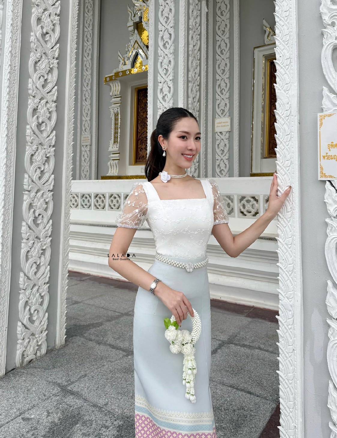 คอลผ้าไทย ชุดทำบุญ ชุดไปงาน พร้อมส่งค่ะ เสื้อลูกไม้คอเหลี่ยมมีแขน อกเสริมฟองน้ำ + เข็มกลัดดอกไม้ + เข็มขัด ( เข็มขัดยืดได้ ) +สร้อยลูกปัดมุกที่คอ สุดคุ้มมากค่ะ แมทช์กับผ้าถุงสำเร็จพิมพ์ลายโทนสีเขียวอ่อน