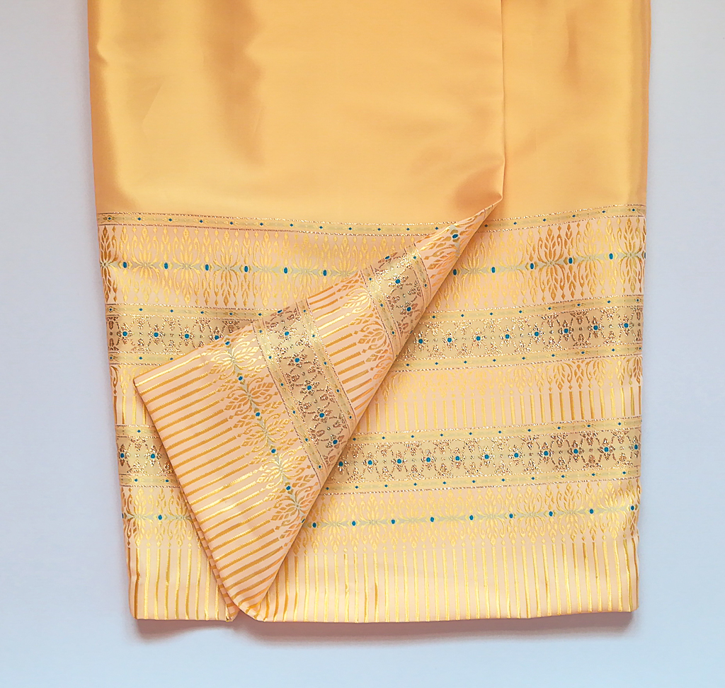 ผ้าถุงไหมสำเร็จรูป (สีเหลือทอง) งานตัดเย็บประณีต อัดผ้ากาวตามสีของผ้าถุง เนื้องานดีเกรด A (รอบเอว 32 นิ้ว)