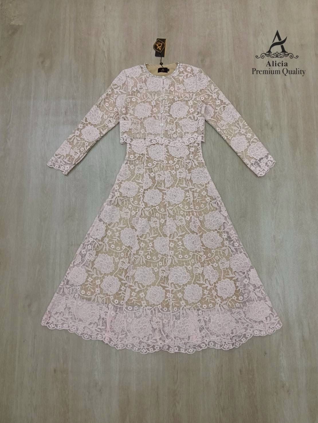 LABEL:ALICIA BRAND 💖💗💖Detail >>เดรสลูกไม้แขนกุดสุดหวาน เนื้อลูกไม้ลายแน่นละเอียดละมุน มาพร้อมเสื้อคลุมแขนยาว คอและกระดุมแต่งด้วยเพชร ซับในสีเนื้อเนียนกลืนผิว ซิบหลังทรงสวยเข้ารูป ช่วยขับหุ่นให้ดูเพรียว สามารถใส่แยกชิ้น หรือนำ