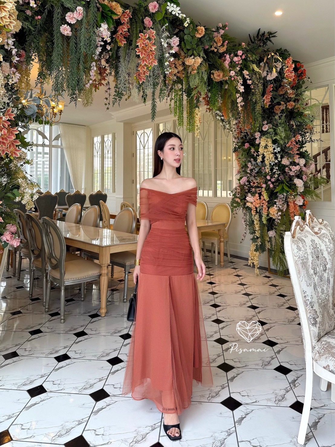 เดรสปาดไหล่สีน้ำตาลตัวยาวใช้ผ้าเยอะมาก ใส่สวยมากกกก ราคานี้มือต้องไวเลยค่า รุ่นนี้ใส่สวย เนื้อผ้าดีมากกกกกกก ห้ามพลาดเลยค่า